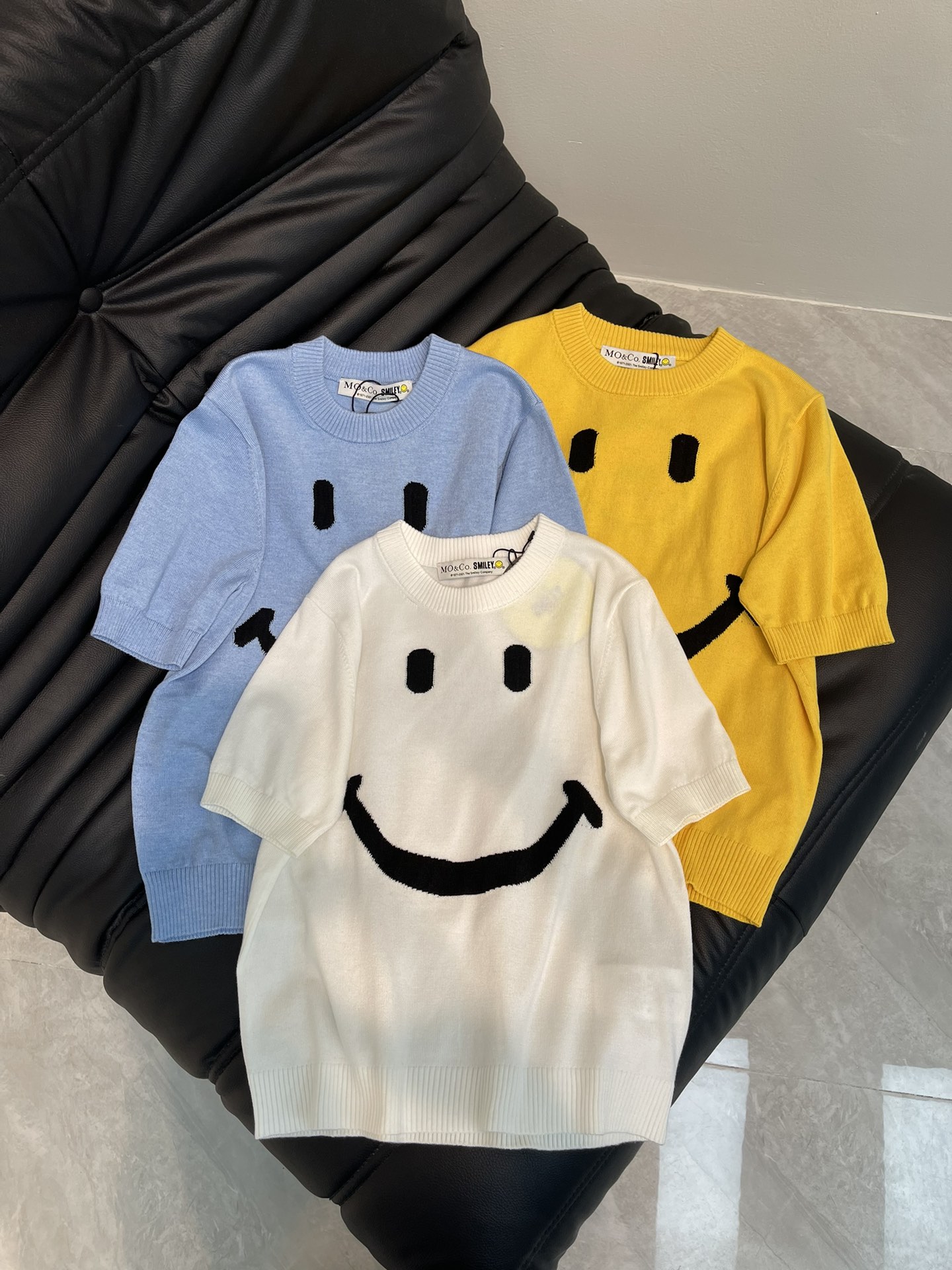 NO:324484,Moschin*25 Spring and Summer New Smiling Knitted Short Sleeve Top!  Minimalist singles. Classic smiling face icons come with a college style and age-reducing playfulness. They are quiet and weakened. They can be compatible with any style. They can be sweet or salty and match them at will, which are super good!  SML AA, T-shirt,alexander wang19860909Moschin*25春夏新款笑脸针织短袖上衣！极简主义单品 经典笑脸图标自带学院风减龄俏皮 不动声色地弱化标识度 可以兼容于任何风格 可甜可盐随意搭配超好看！SML AA,,T-shirt,alexander wang,Women's clothing