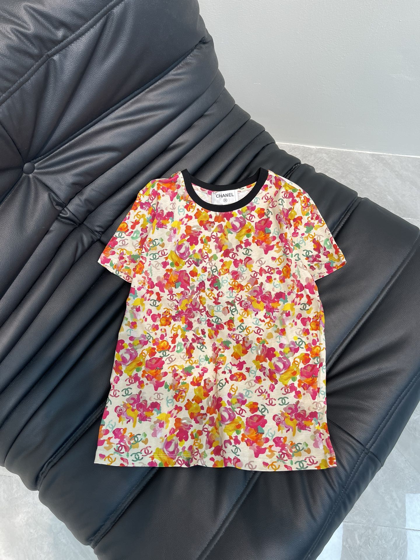 NO:323288,Chane*25 spring and summer new round neck printed short-sleeved T-shirt custom YB native cotton material breathable and comfortable, full texture. Regular T-shirt cutting highlights the brand style. Made of gram-weight pure cotton, slightly elastic, and slim visual effect. Full body full of active camellia pattern. Irregular embellishment of double C logos to highlight the design highlights and brand luxury. The neckline is covered with metal black threads to supplement details. The spring atmosphere increases sharply. The atmosphere is lively and cute. The inner wear is brilliant and fashionable. SML AA,,chanel,T-shirt,tees,t-shirt,alexander wang19860909Chane*25春夏新款圆领印花短袖T恤 定制YB原生全棉材质 透气舒适 质感十足 常规T恤裁剪 凸显品牌格调 采用克重纯棉制成 略带有弹力 呈现显瘦视觉效果 通体满印活性山茶花图案 不规则点缀双C徽标 彰显设计亮点和品牌贵气 领口以金属黑色螺纹包边补充细节 春日气氛骤增 氛围活泼可爱 单穿内搭都出彩时髦 SML AA,,chanel,T-shirt,tees，t-shirt,alexander wang,Women's clothing