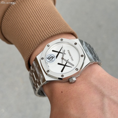 Montre Homme APS x Kaws V2 : Acier, Saphir, Mouvement Cal.4302 1 Montre Homme APS x Kaws V2 : Acier, Saphir, Mouvement Cal.4302
