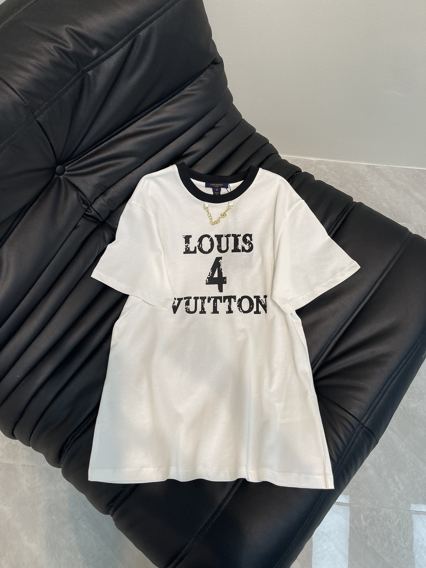 NO:323311,Louis Vuitto*25 spring and summer new round neck printed chain short-sleeved T-shirt Customized YB native cotton material breathable and comfortable, full texture Loose T-shirt cut highlights the brand style Made of gram-weight pure cotton with a slightly elasticity Presents a slimming visual effect The neckline is designed with edges and metal letter chains The chest is decorated with snowflake-like letter logo to highlight the high-end style The inner wear is brilliant and fashionable SML AA,,louis vuitton,T-shirt,tees,t-shirt,alexander wang19860909Louis Vuitto*25春夏新款圆领印花链条短袖T恤 定制YB原生全棉材质 透气舒适 质感十足 宽松T恤裁剪 凸显品牌格调 采用克重纯棉制成 略带有弹力 呈现显瘦视觉效果 领口以包边和金属字母链条作设计亮点 胸前用雪花感字母徽标装饰 彰显高级格调 单穿内搭都出彩时髦 SML AA,,louis vuitton,T-shirt,tees，t-shirt,alexander wang,Women's clothing