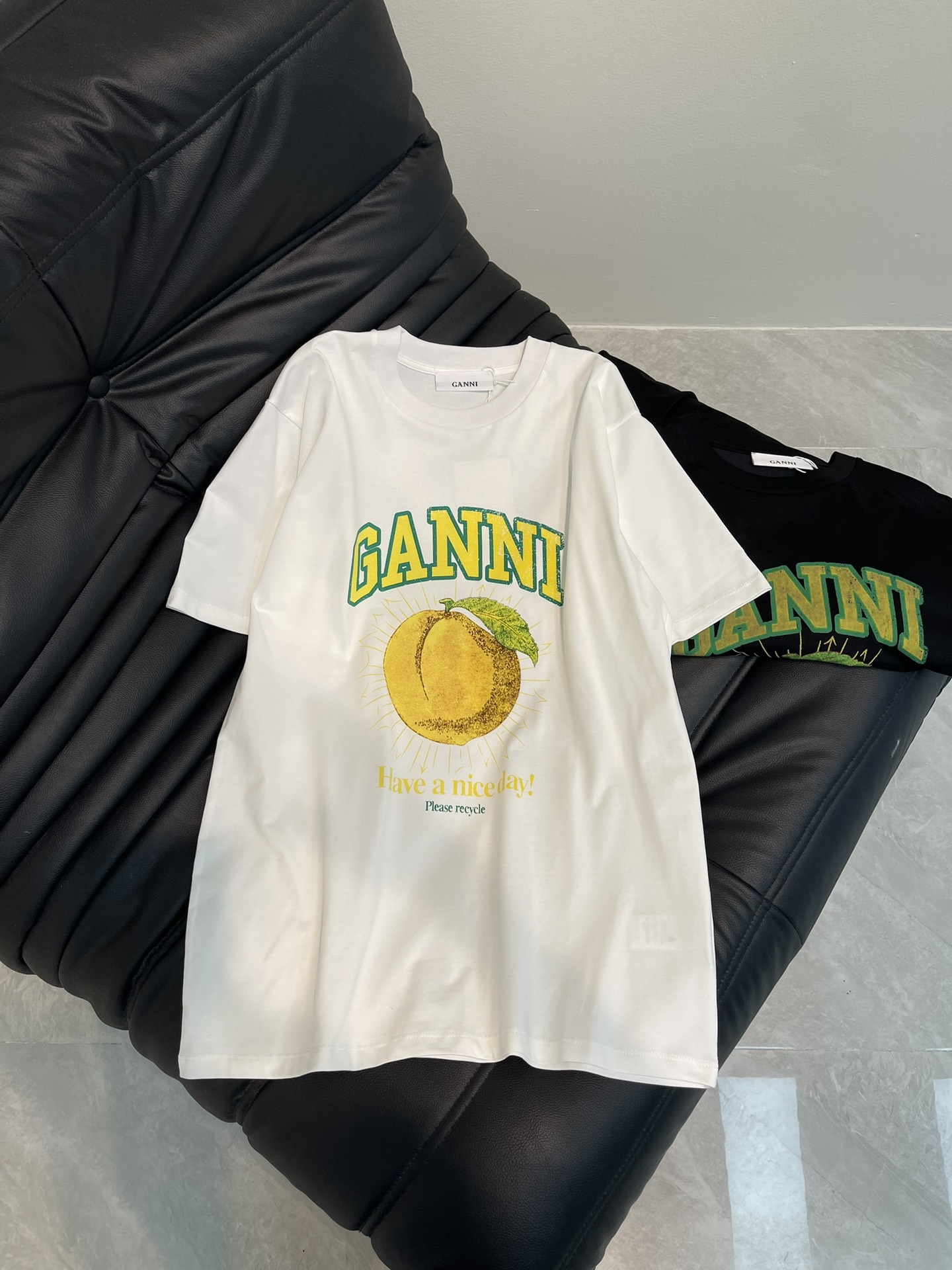 NO:324471,GANN*25 spring and summer new peach letter printed short-sleeved T-shirt, high-end imported pure cotton fabric, classic loose style versatile and not picky, and the upper body is very beautiful!  SML AA, T-shirt,tees,t-shirt,alexander wang19860909GANN*25春夏新款桃子字母印花短袖T恤,高级进口纯棉面料,经典宽松版型百搭不挑人,上身非常漂亮！SML AA,,T-shirt,tees，t-shirt,alexander wang,Women's clothing