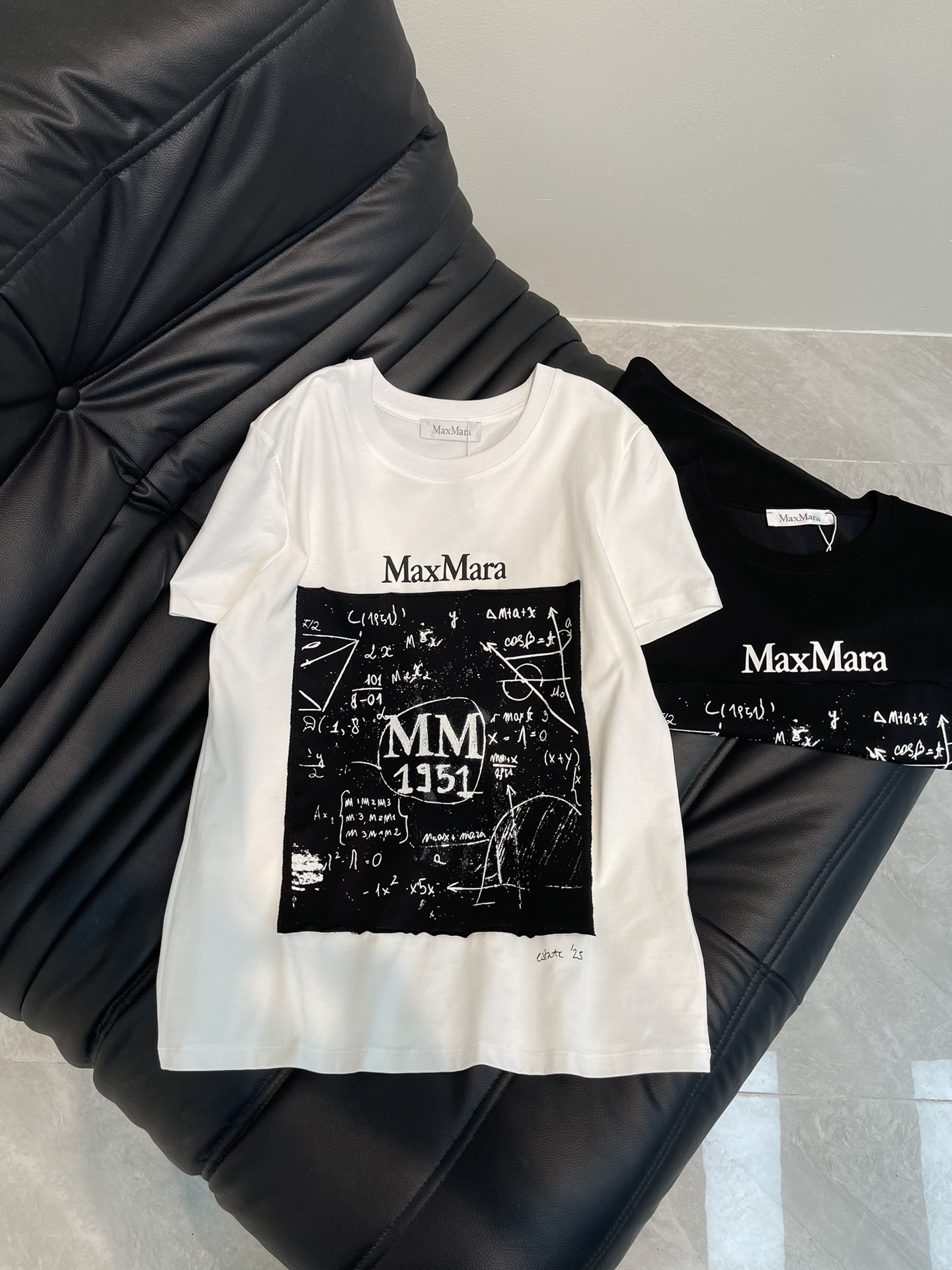 NO:324458,Max*25 spring and summer new graffiti letter patch short-sleeved T-shirt. Solid color T-shirt with graffiti letter patch logo embellishment. The whole logo is very smooth and simple, and the classic style T-shirt style. The upper body looks slim and age-reducing, which is very easy to match. SML, T-shirt, tees, t-shirt, alexander wang19860909Max*25春夏新款涂鸦字母贴布短袖T恤.纯色T恤搭配涂鸦字母贴布logo点缀,整个标志都非常的流畅简约,经典的款式T恤版型.上身显瘦又减龄,超好搭配.SML,,T-shirt,tees，t-shirt,alexander wang,Women's clothing