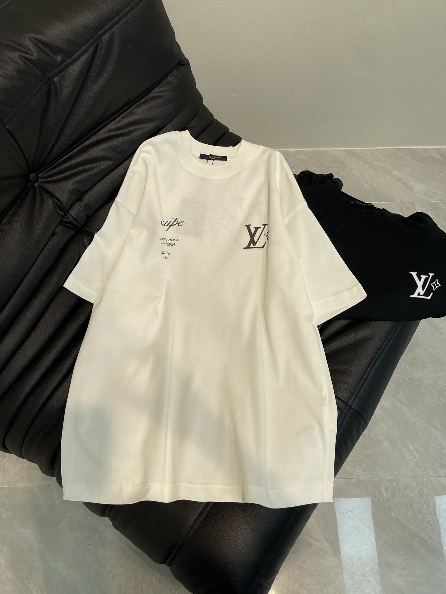 NO:324998,Louis Vuitto*25 spring and summer new printed short-sleeved T-shirt. Customized cotton fabric, soft and skin-friendly and comfortable. A very simple and atmospheric model. Whether it is the comfort of the upper body, it is incomparable, interpreting your luxury and taste, and creating your fashionable charm. The same style as men and women!  Size XS-L, louis vuitton, T-shirt,tees, t-shirt,alexander wang19860909Louis Vuitto*25春夏新款印花短袖T恤.定制全棉面料,面料柔软,亲肤舒适.非常简约大气的一款 无论是上身舒适度都是无可比拟的存在,诠释你的奢华与品位,打造你的时尚风情魅力所在.男女同款！ 尺码XS-L,,louis vuitton,T-shirt,tees，t-shirt,alexander wang,Women's clothing