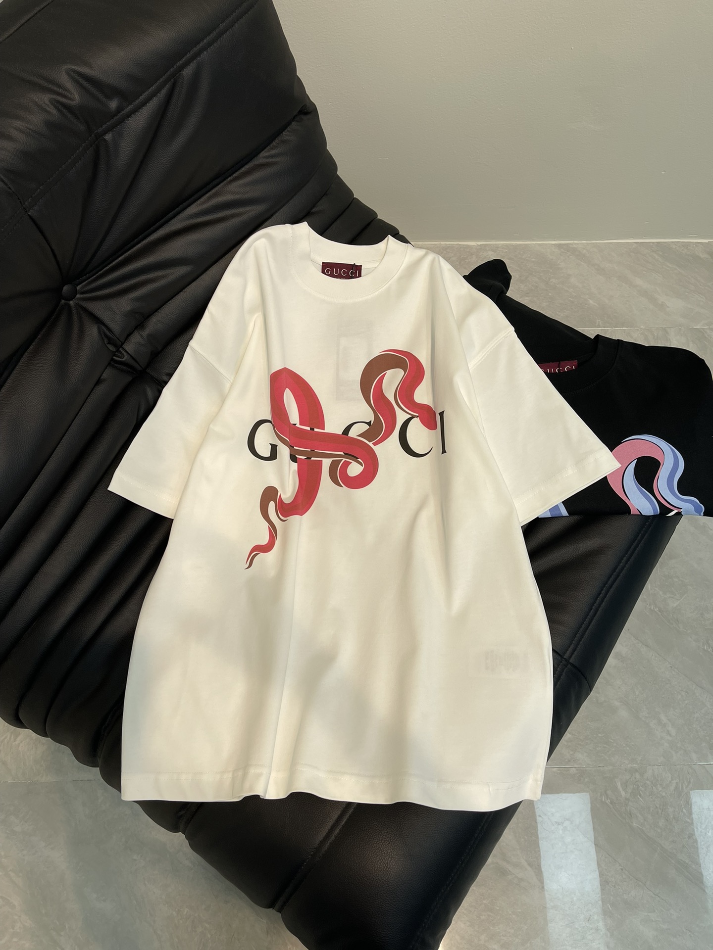 NO:325000,Gucc*25 Spring and Summer New Year G-letter Printed Short-Sleeve T-shirt. The fabric is made of 280 grams of heavy combed cotton. The fabric is comfortable and skin-friendly and has no sense of difference. Custom-made dyed fabrics, high textile density, good drape, and not easy to deform. The thick texture and tight spinning process will not affect the breathability of the fabric. The saturation of the color is very high. Imported digital direct-spray printing technology is a versatile and beautiful short-sleeved short-sleeved style. The loose style covers the flesh and makes it look slimming and not picky. The same style for men and women!  Size XS-L, gucci, T-shirt,tees, t-shirt,alexander wang19860909Gucc*25春夏新款蛇年G字母印花短袖T恤.面料采用280克重精梳棉,面料舒适亲肤无异感,定制定染面料,纺织密度高,垂感佳,不易变形,厚织感加上紧密纺纱工艺,不会影响面料的透气性,成色的饱和度很高,进口数码直喷印花工艺,百搭好看的一款短袖,宽松版型遮肉显瘦不挑人,男女同款！ 尺码XS-L,,gucci,T-shirt,tees，t-shirt,alexander wang,Women's clothing