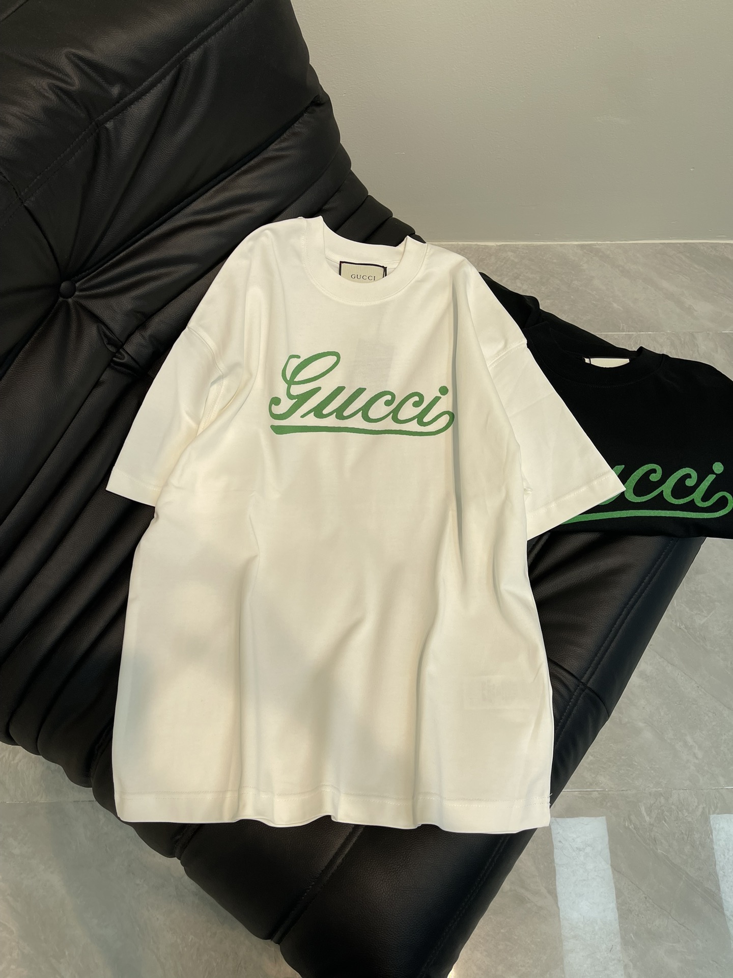 NO:325006,Gucc*25 Spring and Summer New Slogan Logo Letter Print versatile short-sleeved T-shirt. The fabric is made of 280 grams of heavy combed cotton. The fabric is comfortable and skin-friendly and has no sense of difference. Custom-made dyed fabrics, with high textile density, good drape and not easy to deform. The thick texture and tight spinning process will not affect the breathability of the fabric. The saturation of the color is very high. A versatile and beautiful short-sleeved short-sleeved style is loose and slimming. It is the same as men and women!  Size XS-L, gucci, T-shirt,tees, t-shirt,alexander wang19860909Gucc*25春夏新款标语Logo字母印花百搭短袖T恤.面料采用280克重精梳棉,面料舒适亲肤无异感,定制定染面料,纺织密度高,垂感佳,不易变形,厚织感加上紧密纺纱工艺,不会影响面料的透气性,成色的饱和度很高,百搭好看的一款短袖,宽松版型遮肉显瘦不挑人,男女同款！ 尺码XS-L,,gucci,T-shirt,tees，t-shirt,alexander wang,Women's clothing