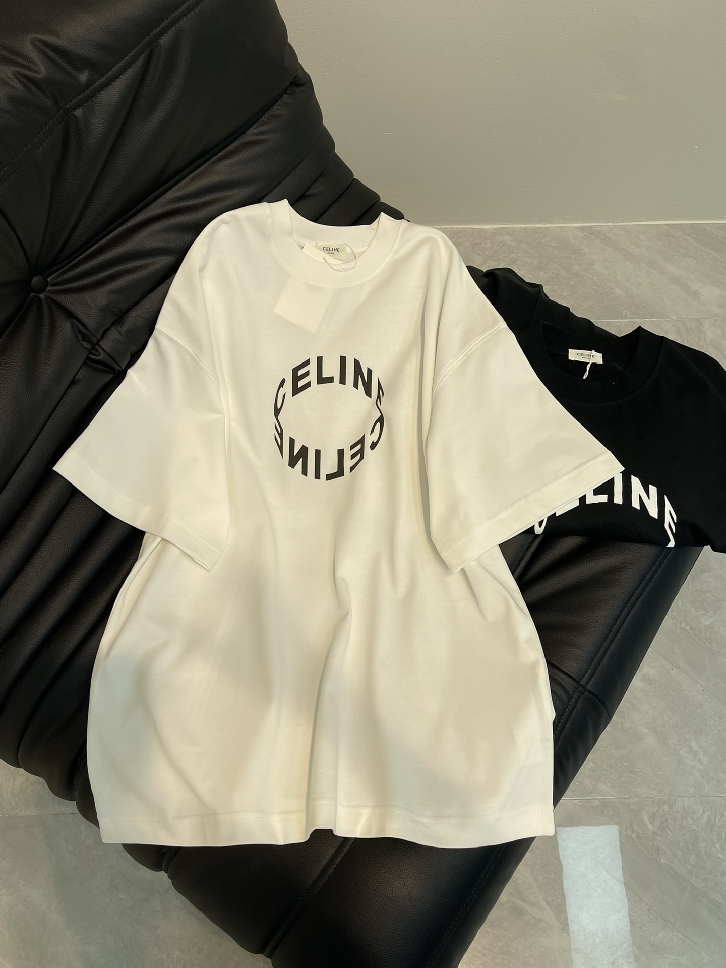 NO:325012,Celin*25 spring and summer new letter printed short-sleeved T-shirt. The fabric is made of 280 grams heavy combed cotton. The fabric is comfortable and skin-friendly and has no sense of difference. Custom-made dyed fabrics have high textile density, good drape and are not easy to deform. The thick texture and tight spinning process will not affect the breathability of the fabric. The saturation of the color is very high. The imported digital direct-spray printing process is a versatile and beautiful short-sleeved short-sleeved style. The loose style covers the flesh and makes it look slim and not picky. The same style for men and women!  Size XS-L AA, celine, T-shirt,tees, t-shirt,alexander wang19860909Celin*25春夏新款字母印花短袖T恤.面料采用280克重精梳棉,面料舒适亲肤无异感,定制定染面料,纺织密度高,垂感佳,不易变形,厚织感加上紧密纺纱工艺,不会影响面料的透气性,成色的饱和度很高,进口数码直喷印花工艺,百搭好看的一款短袖,宽松版型遮肉显瘦不挑人,男女同款！ 尺码XS-L AA,,celine,T-shirt,tees，t-shirt,alexander wang,Women's clothing