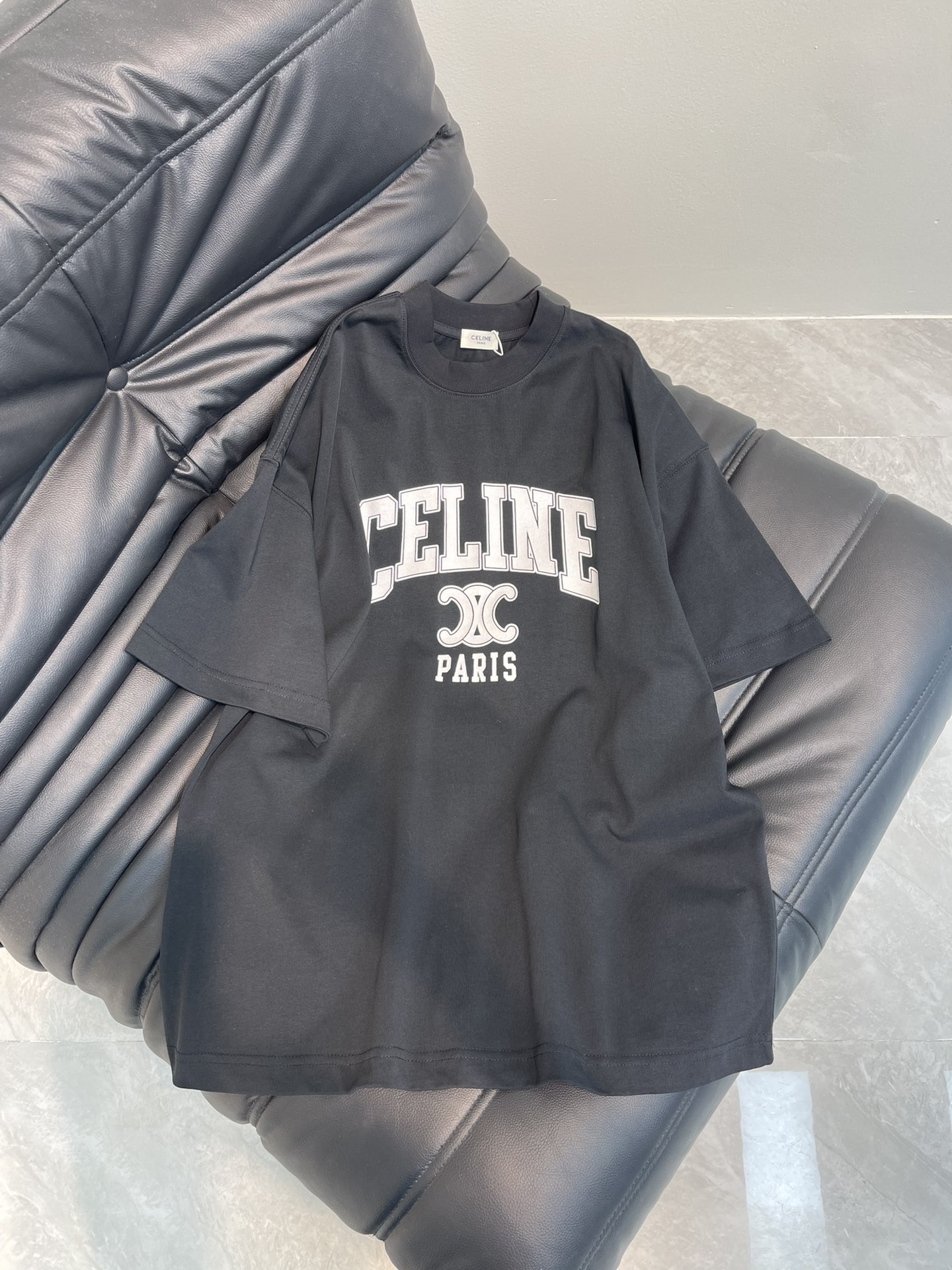 NO:324989,Celin*25 spring and summer new Arc deck printed round neck short-sleeved T-shirt. Specific mercerated long velvet cotton fabric, silicone oil environmentally friendly elastic offset printing. Basic H loose round neck dress cut, classic round neck short-sleeved design. The inner seam is made with elastic inserts to prevent multiple wear and washing clothes. The cuffs and bottom edges are fixed with special machine double bright wires. The same style for men and women. Size XS-L A,,celine, T-shirt,tees, t-shirt,alexander wang19860909Celin*25春夏新款旋门印花圆领短袖T恤.特定丝光长绒棉面料,硅油环保弹力胶印.基础H宽松圆领衣型剪裁,经典圆领短袖版型设计,内部做缝处以弹力嵌条的嵌入防止多次穿洗后衣身走行.袖口、下摆底边采用专机辑双明线收边固定.男女同款. 尺码XS-L A,,celine,T-shirt,tees，t-shirt,alexander wang,Women's clothing