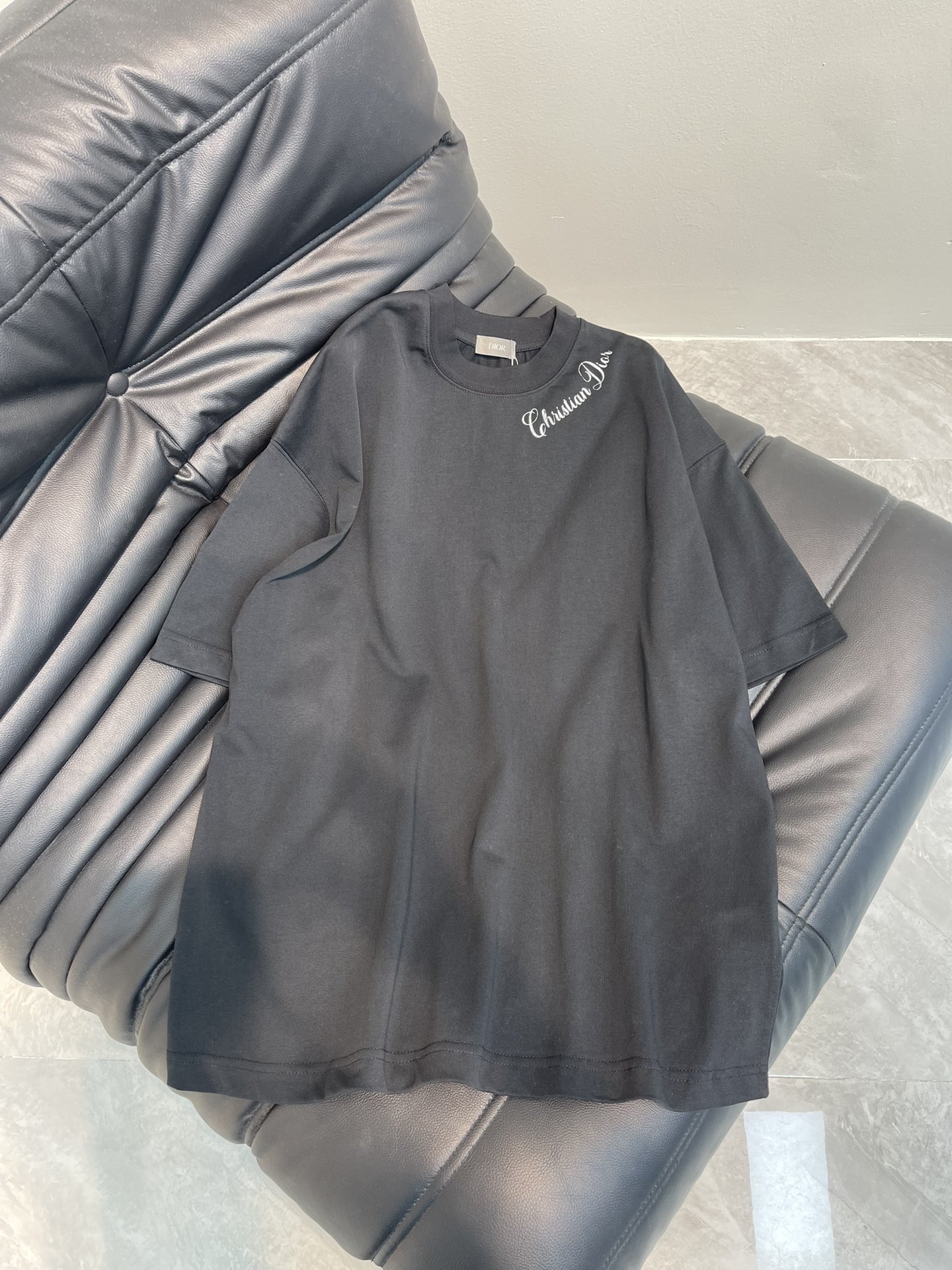 NO:324995,Dio*25 spring and summer new letter printed short-sleeved T-shirt. Customized cotton fabric, soft fabric, skin-friendly and comfortable. Front neckline letter logo. A very simple and elegant style. Whether it is the comfort of the upper body, it is incomparable, interpreting your luxury and taste, and creating your fashionable charm. Size XS-L AA,,dior,T-shirt,tees,t-shirt,alexander wang19860909Dio*25春夏新款字母印花短袖T恤.定制全棉面料,面料柔软,亲肤舒适.前幅领口字母标识.非常简约大气的一款 无论是上身舒适度都是无可比拟的存在,诠释你的奢华与品位,打造你的时尚风情魅力所在. 尺码XS-L AA,,dior,T-shirt,tees，t-shirt,alexander wang,Women's clothing