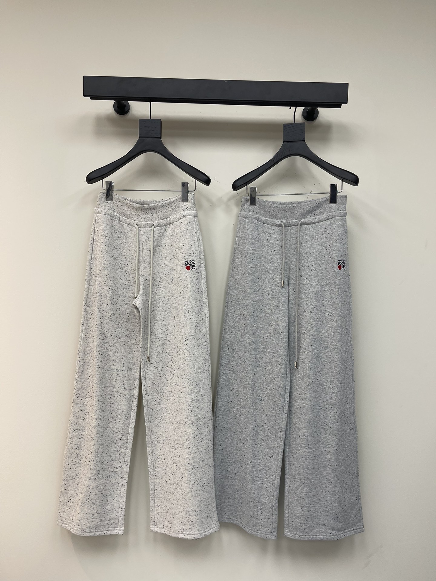 NO:323236,Loew*25 new straight-leg casual pants, I love to cry about these magic pants that make you look slim and long!  High waist slim fit style, perfectly showing off your figure!  Fashionable essence must be included!  Not only is it sporty and wearable, it is also very suitable for daily City walk, casual and relaxed, casual and fashionable, with a soft gloss on the cloth, making it a favorite choice for everyone. SML AA, loewe, alexander wang19860909Loew*25新款直筒休闲裤,爱哭了这条显瘦显腿长的神裤！高腰修身版型,完美展示身材！时髦精必入单品！不仅运动可穿,还很适合日常City walk,随意轻松又fit,随性时尚,布面光泽柔和,成为众人最爱的选择.SML AA,,loewe,alexander wang,Women's clothing