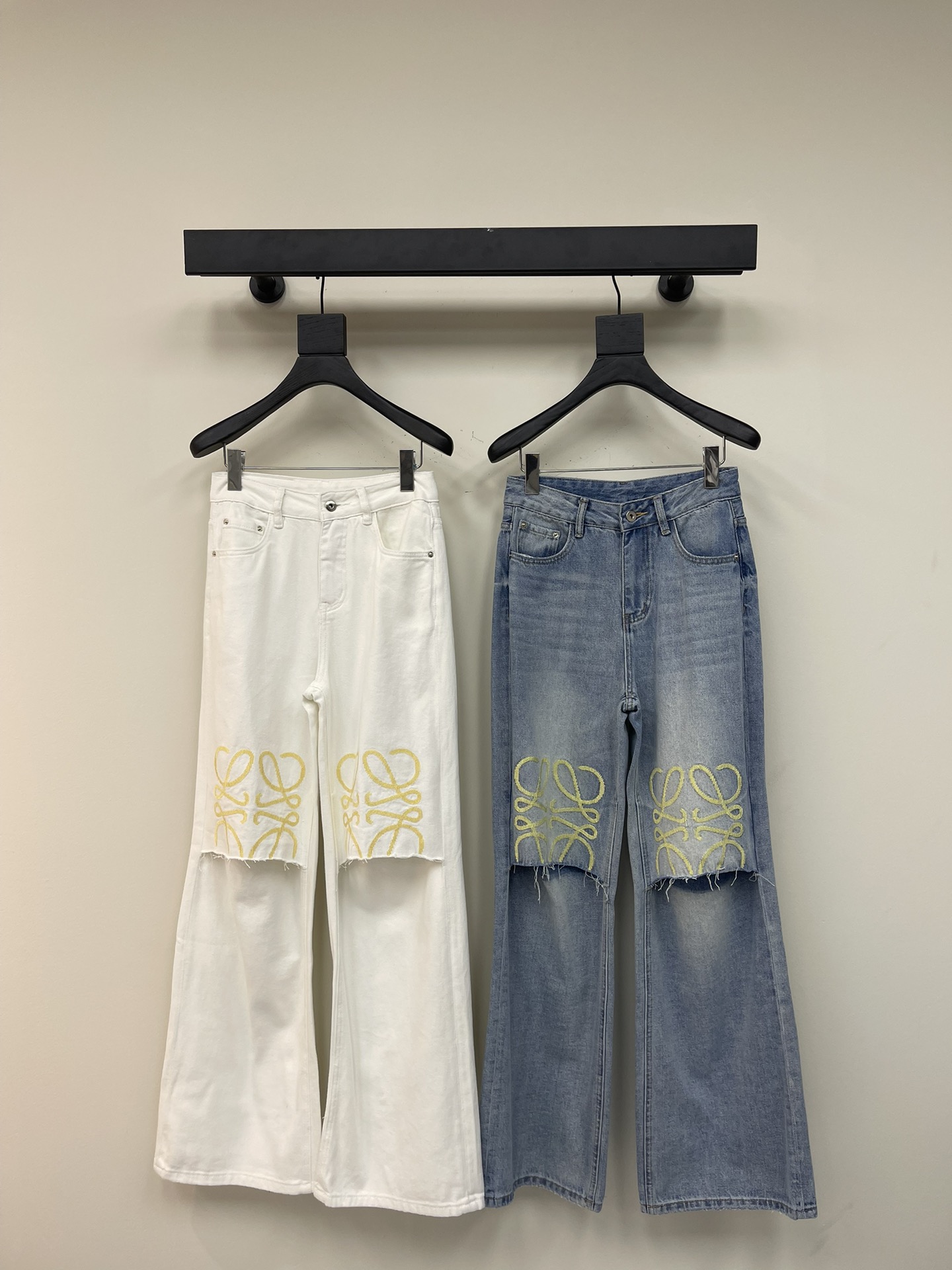 NO:323242,Loew*25 new straight jeans. It uses high-end custom fabrics, so denim is very comfortable to wear, regular design, good inclusiveness, three-dimensional contrasting embroidery adds visual charm, and the pattern of the pants will be very delicate, which is a very good fabric. Stretch denim has good moisture absorption and breathability, the cloth surface is soft and the feel is very smooth, making it a favorite choice for everyone. SML AA,,loewe,jeans,alexander wang19860909Loew*25新款直筒牛仔裤.采用高端定制面料,牛仔穿起来非常舒适,常规设计,包容性好,立体撞色刺绣增添视觉魅力,而且裤子的纹路会非常细腻,是非常好的面料.弹力牛仔具有良好的吸湿性和透气性,布面光泽柔和,手感也非常细滑,成为众人最爱的选择.SML AA,,loewe,jeans,alexander wang,Women's clothing