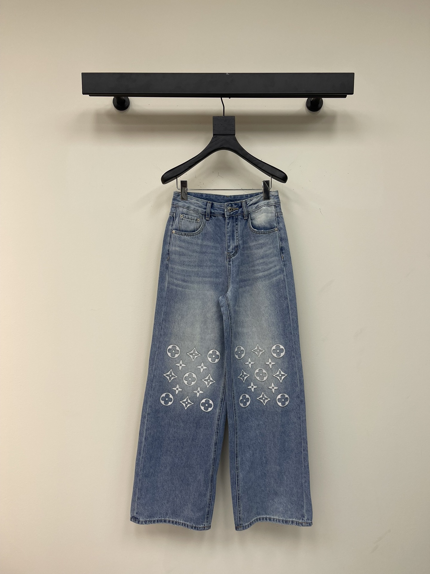 NO:323248,Louis Vuitto*25 new straight jeans. It uses high-end custom fabrics, so denim is very comfortable to wear, regular design, good inclusiveness, three-dimensional contrasting color and flowering add visual charm, and the pattern of the pants will be very delicate, which is a very good fabric. Stretch denim has good moisture absorption and breathability, the cloth surface is soft and the feel is very smooth, making it a favorite choice for everyone. SML AA,,louis vuitton, jeans, alexander wang19860909Louis Vuitto*25新款直筒牛仔裤.采用高端定制面料,牛仔穿起来非常舒适,常规设计,包容性好,立体撞色烧花增添视觉魅力,而且裤子的纹路会非常细腻,是非常好的面料.弹力牛仔具有良好的吸湿性和透气性,布面光泽柔和,手感也非常细滑,成为众人最爱的选择.SML AA,,louis vuitton,jeans,alexander wang,Women's clothing