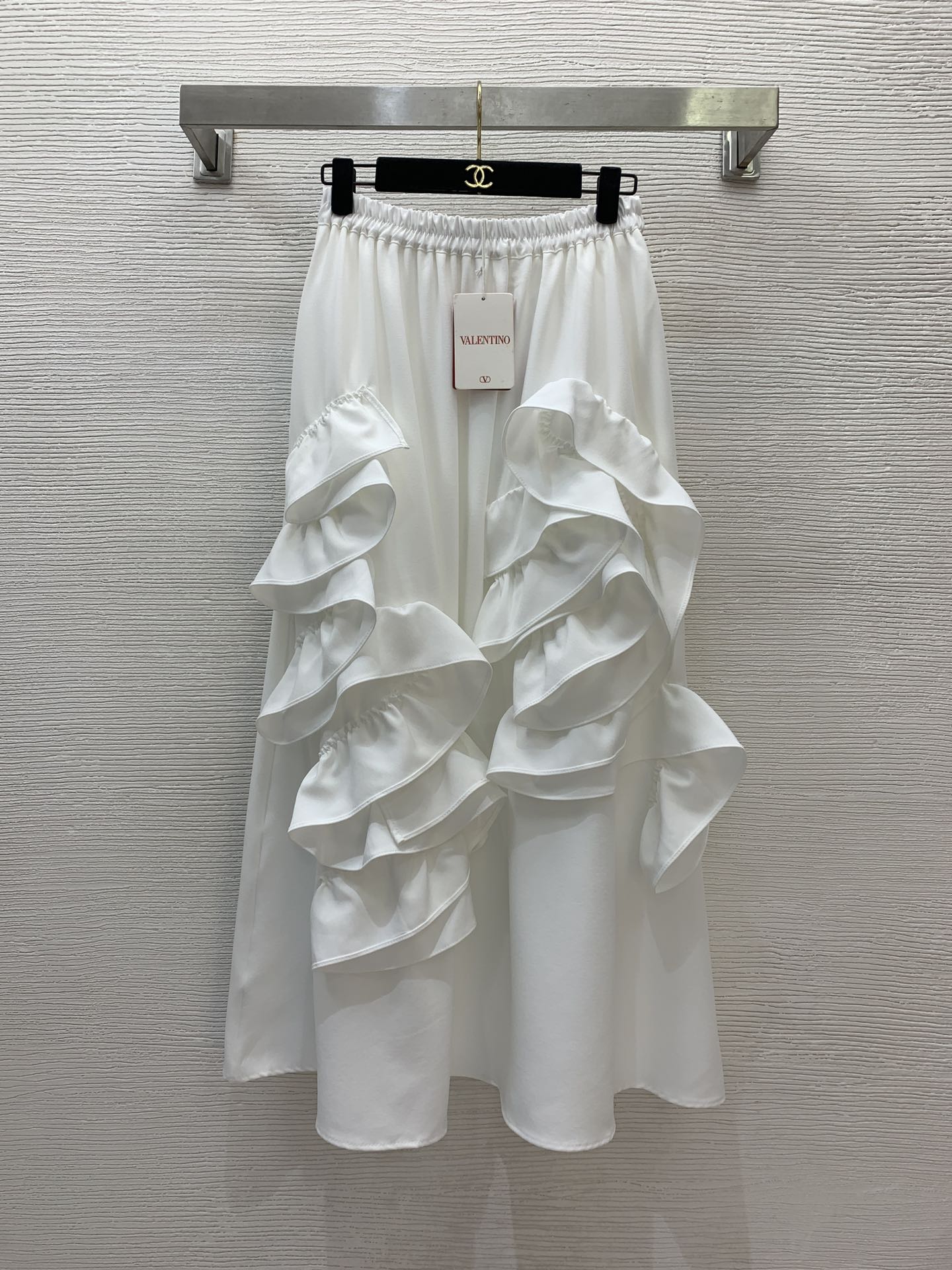 NO:323432,Model number D25030725 VALENTIN*O Warren Home New Style Ruffle Spliced ​​Decoration with Sleeve Pockets on both sides of the long elastic waist large skirt!  White, black, (M size waist circumference 64 elastic, skirt length 95) hair, valentino, valentino, skirt, alexander wang19860909款号D25030725 VALENTIN*O华伦家新款 荷叶边拼接装饰两侧插口袋长款松紧腰大摆半身裙！白色、黑色、（M码腰围64松紧,裙长95）发,,valentino,valentino,skirts,alexander wang,Women's clothing