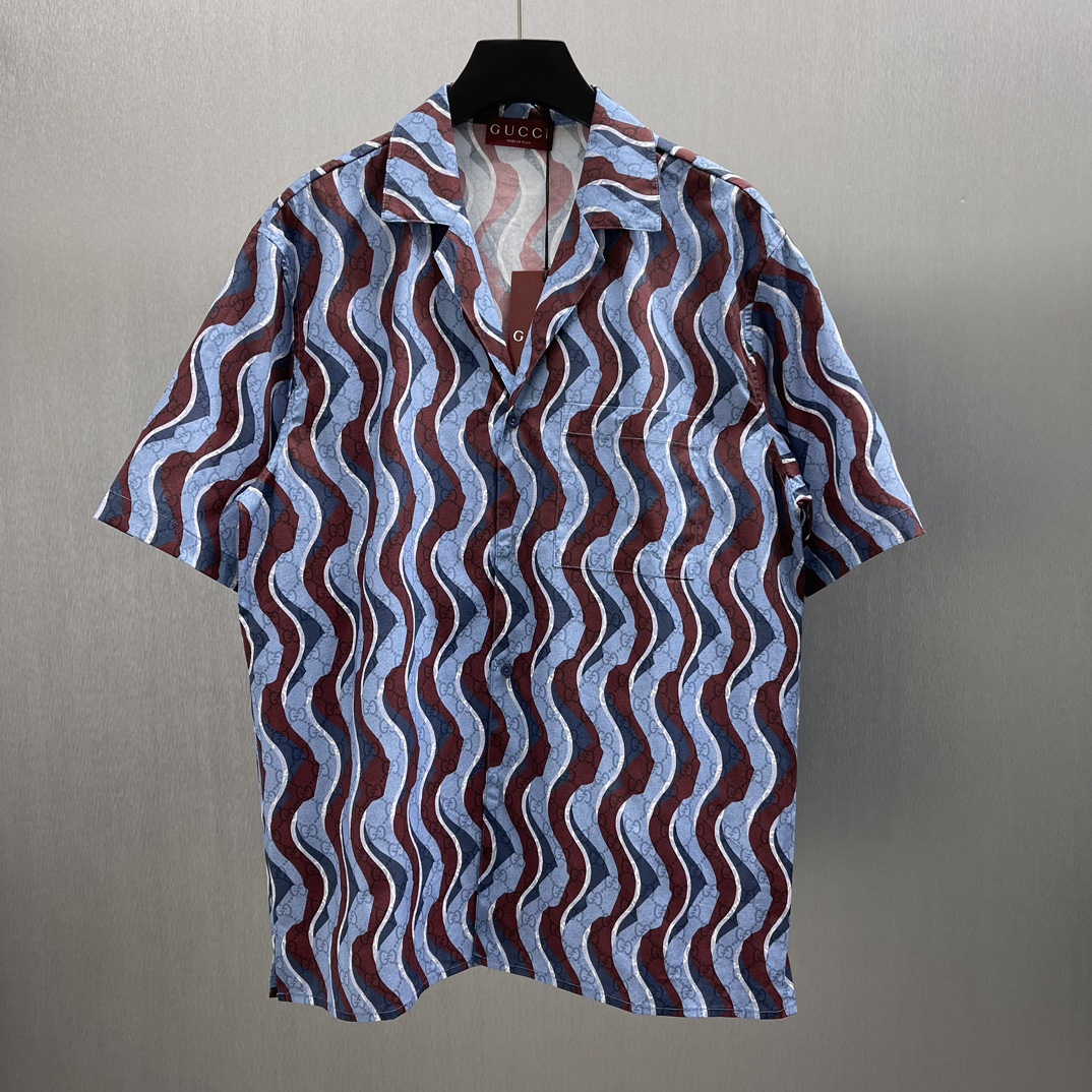 🧧Camisa con estampado de serpiente y patrón GG Talla: S-XL. El patrón de serpiente se presenta con detalles de estampa…