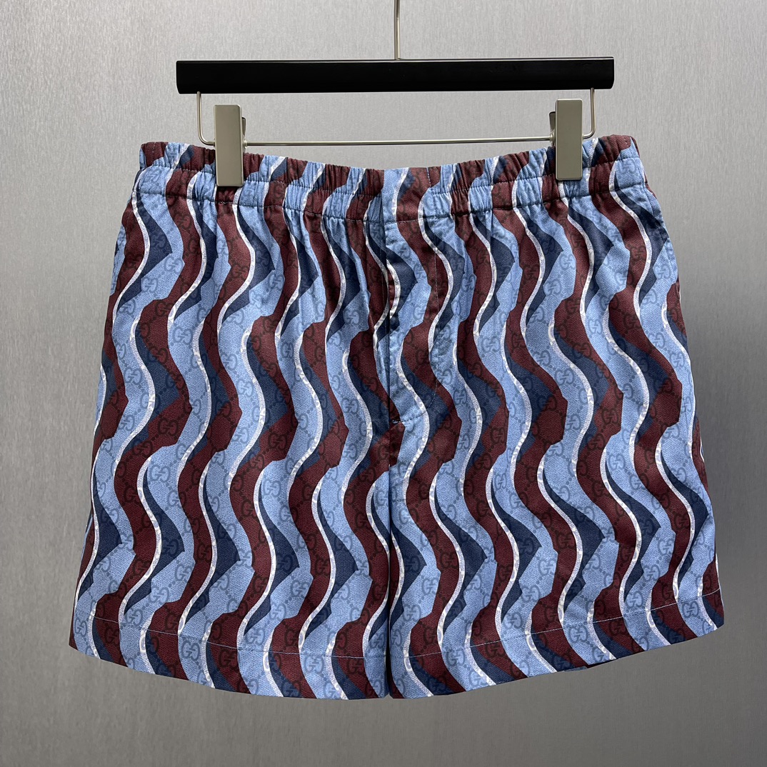 Pantalones cortos con estampado de serpiente y patrón GG Talla: S-XL. El patrón de serpiente se presenta con detalles d…