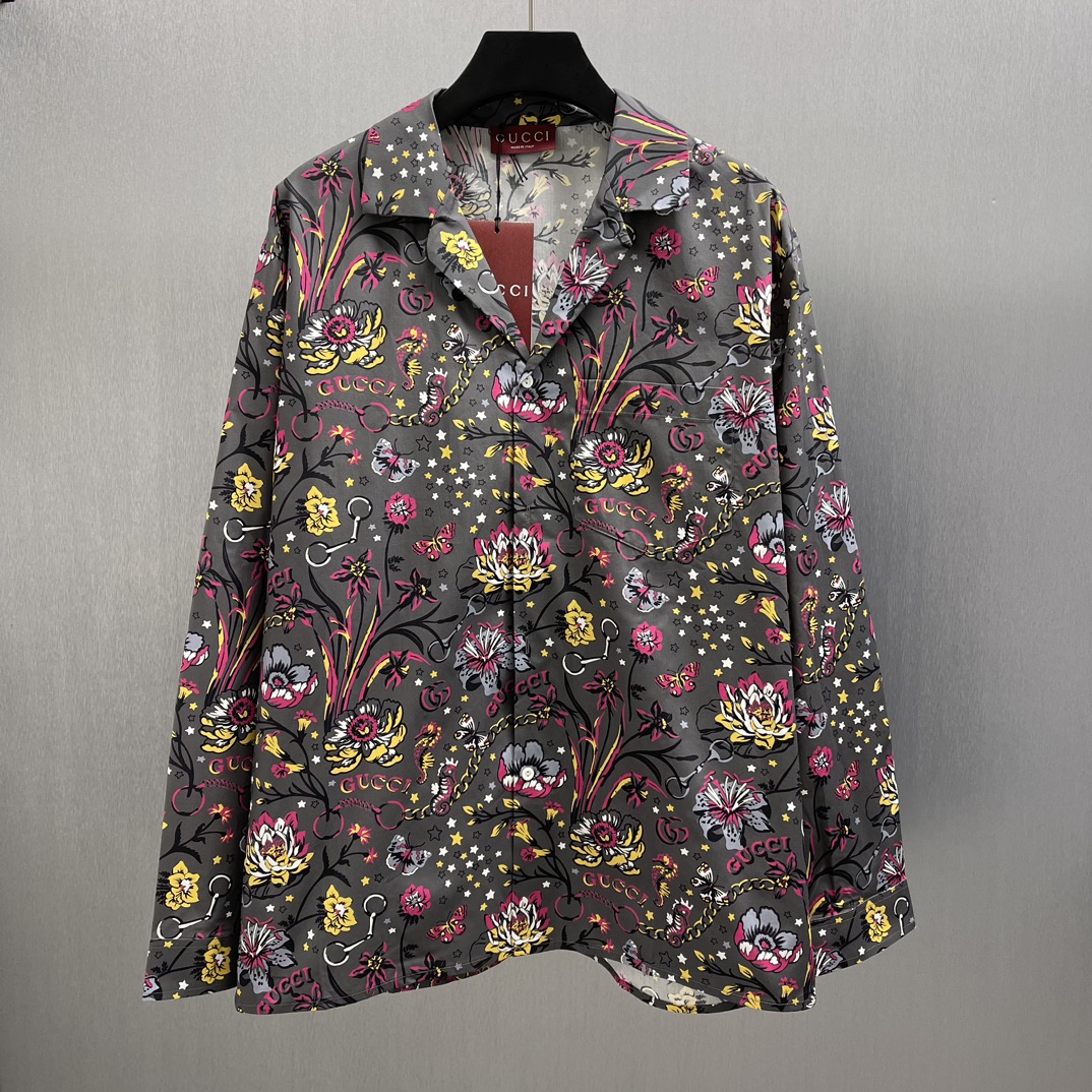 🧧Camisa con estampado de flores y estrellas GG Talla: S-XL. Esta camisa tiene un fondo gris oscuro, cubierta de colori…