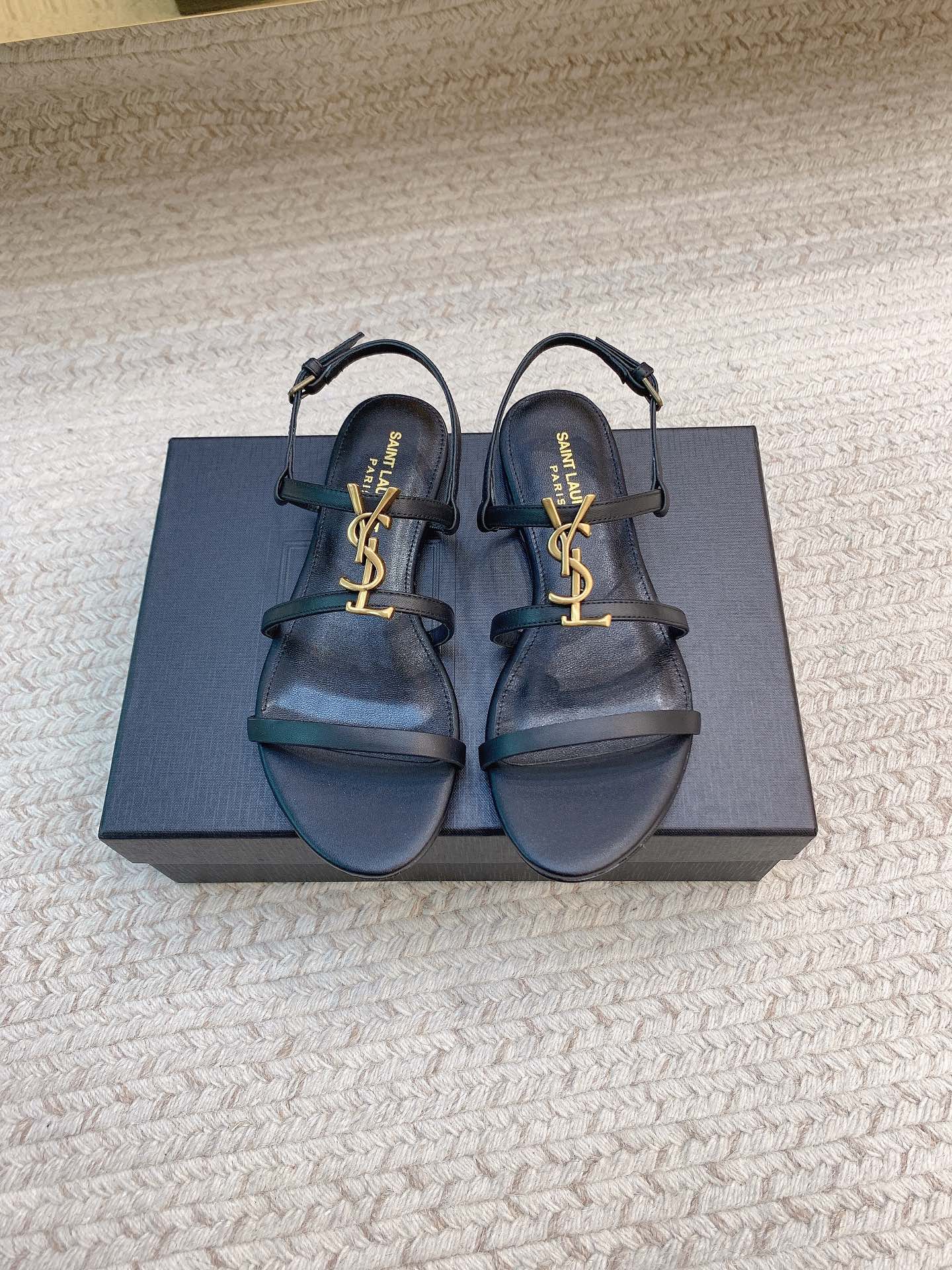 NO:928081,SAIN* LAUREN* new medium-sized logo flat sandals, original last, top quality material, imported cowhide leather/patent leather for the upper, imported sheepskin lining for the feet, genuine leather outsole, size 35-39 (34, 40, 41 customized, non-returnable and non-exchangeable), sandals, saint laurent, sandals, cowhide, sheepskin, Leather soles19860909SAIN* LAUREN*新款中型logo平底凉鞋 原版套楦 顶级品质 材质 鞋面进口牛皮/漆皮 垫脚进口羊皮里 大底真皮大底 码数35-39（34、40、41定做不退不换）,凉鞋,saint laurent,sandals,cowhide,sheepskin,Leather soles,Women's Shoes