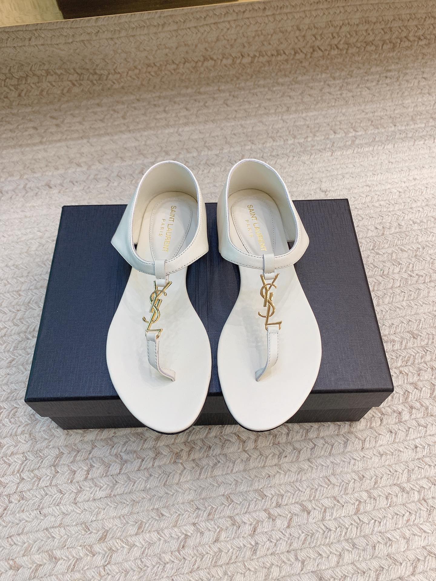 NO:928088,SAIN* LAUREN* new back bag thong toe sandals, original last, top quality material, imported cowhide for the upper, imported sheepskin lining for the feet, genuine leather outsole, size 35-39 (34, 40, 41 customized, non-returnable, non-exchangeable), sandals, saint laurent, sandals, cowhide, sheepskin, Leather soles19860909SAIN* LAUREN*新款后包夹趾凉鞋 原版套楦 顶级品质 材质 鞋面进口牛皮 垫脚进口羊皮里 大底真皮大底 码数35-39（34、40、41定做不退不换）,凉鞋,saint laurent,sandals,cowhide,sheepskin,Leather soles,Women's Shoes
