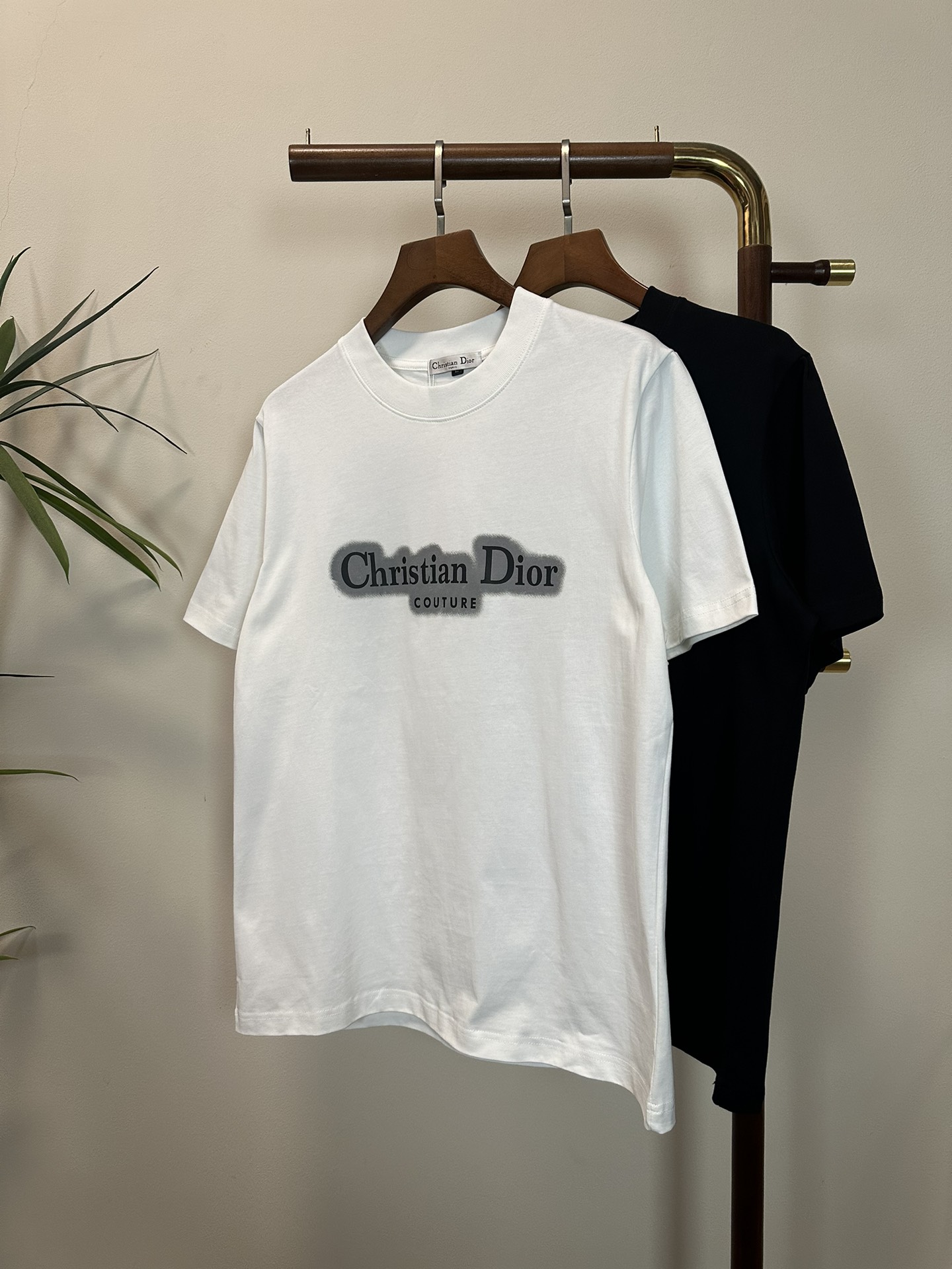 NO:139433,DIOR 2025 new round neck short-sleeved T-shirt high-end version!  Customized fabrics for counters are breathable and comfortable, with impeccable details, and the brand element design concept reflects high quality. The feel is delicate and soft!  It is casually cut, with a great upper body style!  Code number M-3XL, dior,dior,T-shirt,tees,t-shirt,alexander wang19860909DIOR 迪奥2025新款 圆领 短袖 T恤 高端版本！专柜定制面料 透气舒适度高,细节无可挑剔,品牌元素设计理念,体现高品质.手感细腻柔软！呈现休闲裁剪,上身版型超赞！ 码数M-3XL,,dior,dior,T-shirt,tees，t-shirt,alexander wang,Men's clothing