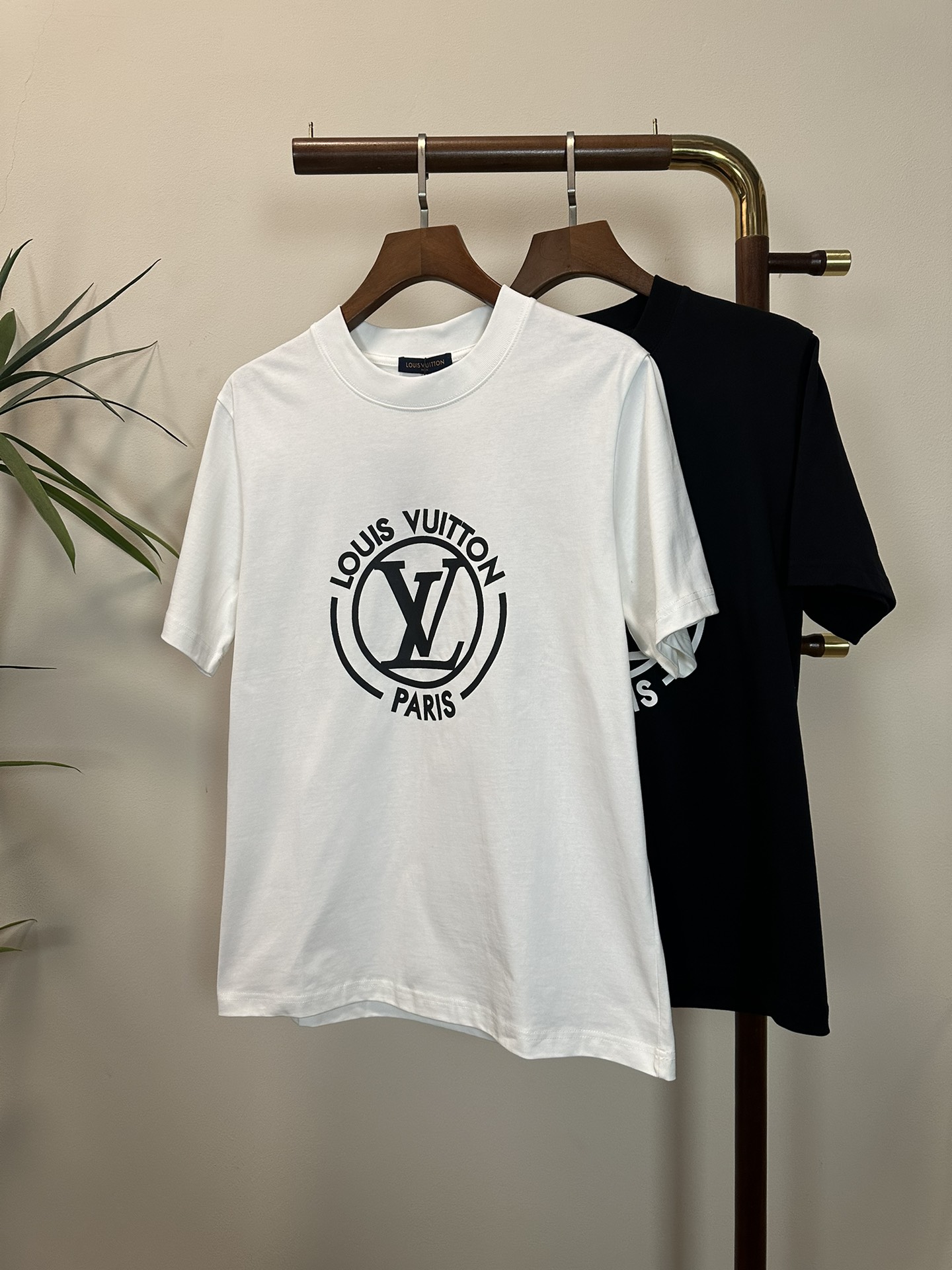 NO:134656,LV Louis Vuitton 2025 new round neck short-sleeved T-shirt high-end version!  Customized fabrics for counters are breathable and comfortable, with impeccable details, and the brand element design concept reflects high quality. The feel is delicate and soft!  It is casually cut, with a great upper body style!  Code number M-3XL, louis vuitton,louis vuitton,t-shirt,tees,t-shirt,alexander wang19860909LV 路易威登 2025新款 圆领 短袖 T恤 高端版本！专柜定制面料 透气舒适度高,细节无可挑剔,品牌元素设计理念,体现高品质.手感细腻柔软！呈现休闲裁剪,上身版型超赞！ 码数M-3XL,,louis vuitton,louis vuitton,T-shirt,tees，t-shirt,alexander wang,Men's clothing