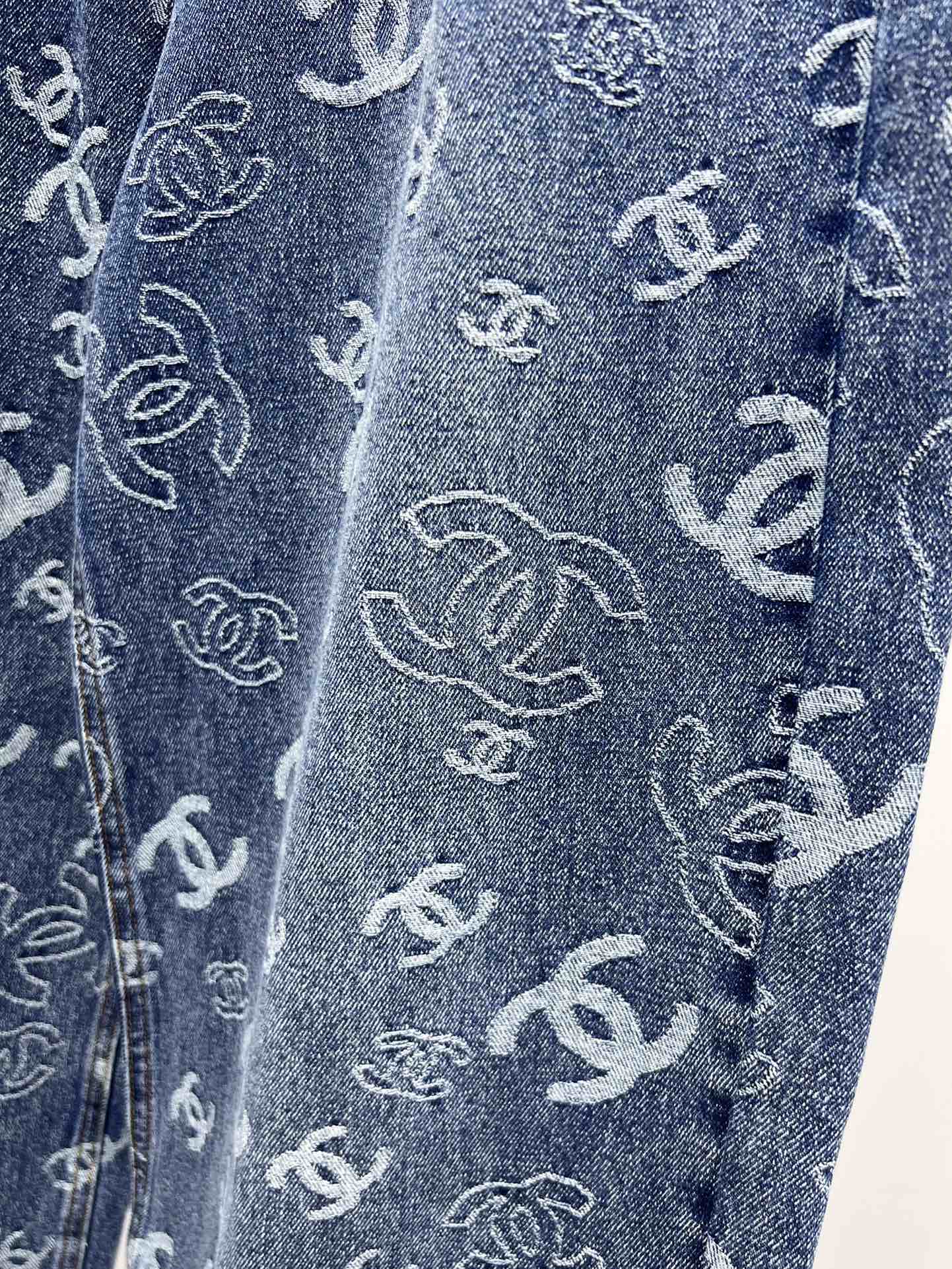 Chane*提花logo阔腿裤
这款高腰阔腿裤饰有双c提花图案
丹宁经过水洗处理 尽显复古魅力
个性时髦