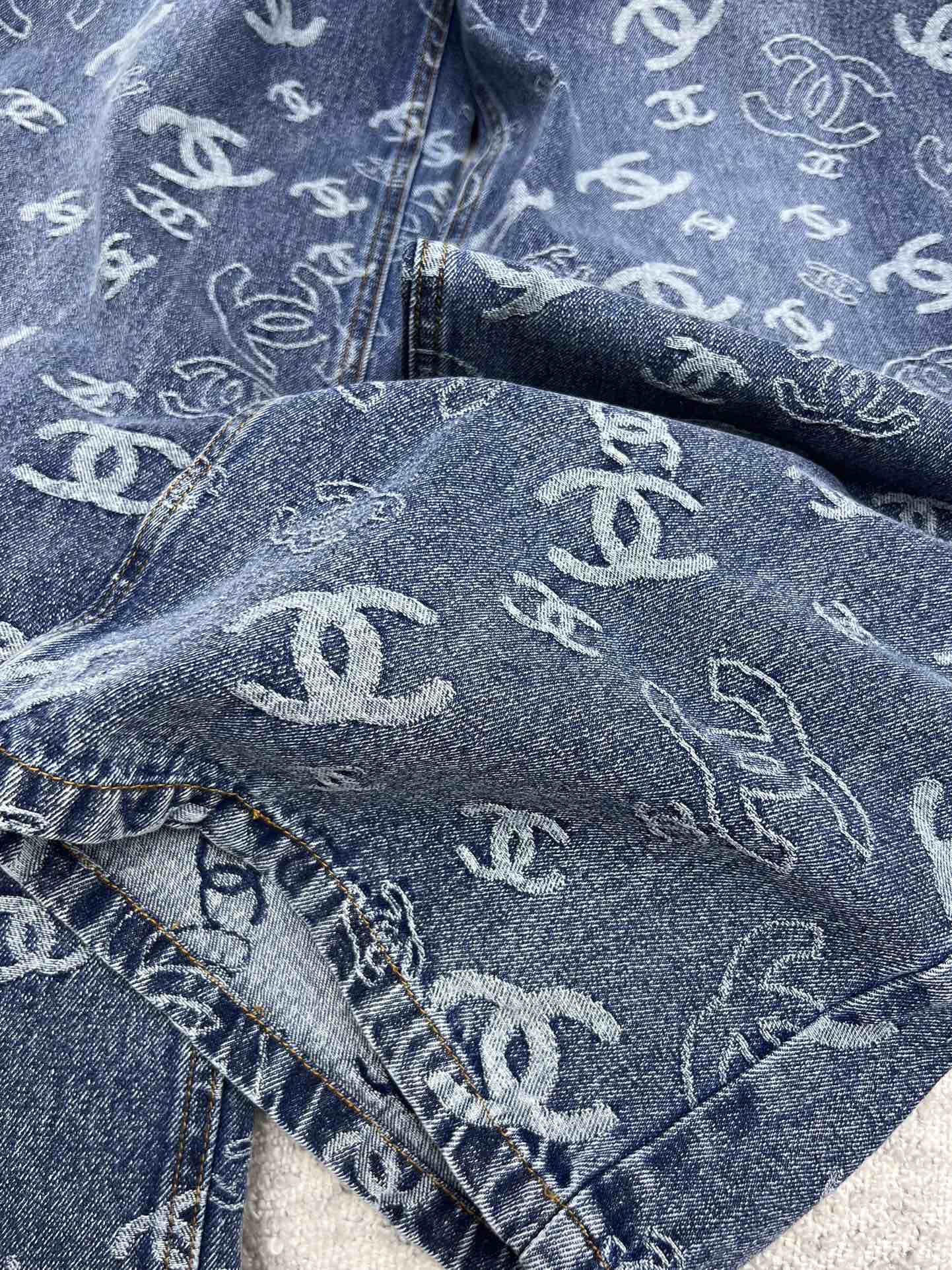 Chane*提花logo阔腿裤
这款高腰阔腿裤饰有双c提花图案
丹宁经过水洗处理 尽显复古魅力
个性时髦