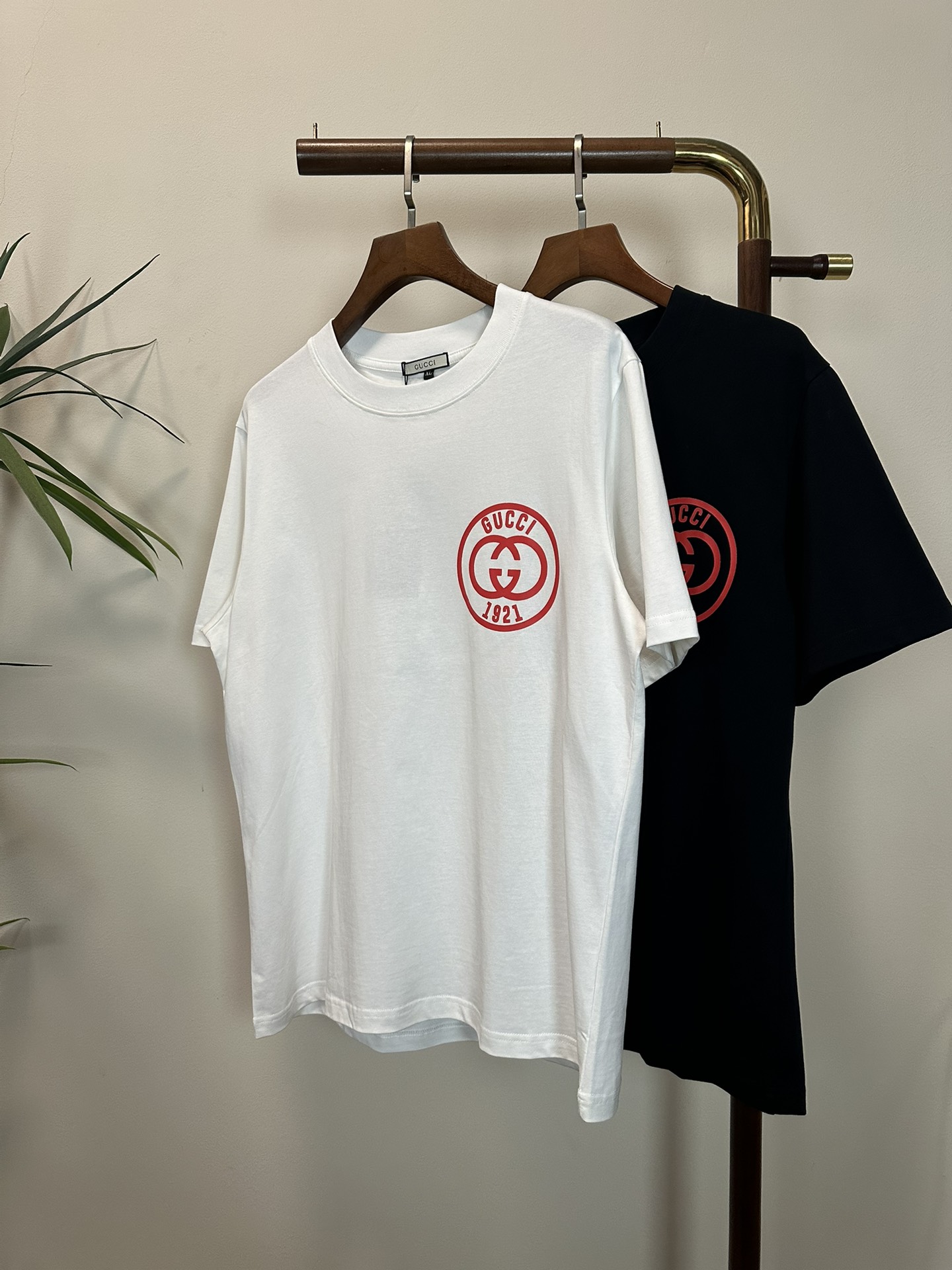 NO:511071,GU Gucci 2025 new round neck short-sleeved T-shirt high-end version!  Customized fabrics for counters are breathable and comfortable, with impeccable details, and the brand element design concept reflects high quality. The feel is delicate and soft!  It is casually cut, with a great upper body style!  Code number M-3XL, gucci, T-shirt,tees, t-shirt,alexander wang19860909GU 古驰2025新款 圆领 短袖 T恤 高端版本！专柜定制面料 透气舒适度高,细节无可挑剔,品牌元素设计理念,体现高品质.手感细腻柔软！呈现休闲裁剪,上身版型超赞！ 码数M-3XL,,gucci,T-shirt,tees，t-shirt,alexander wang,Men's clothing