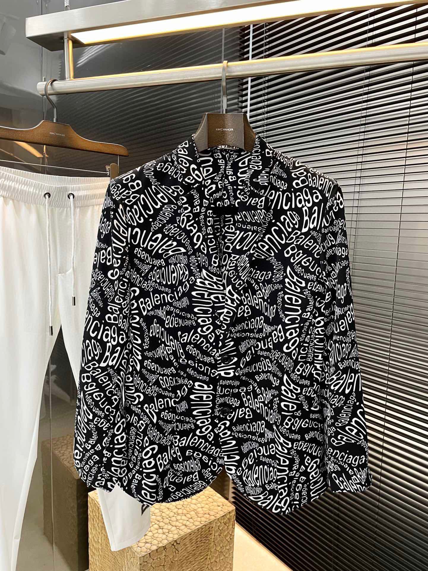 P：SE   Balenciaga-（巴黎世家）春季小便西新品 橱窗款 典雅高贵绅士风西装外套 意大利进口定制数码印花面料，顺滑细腻，气质感非常好。面料的垂度和光泽绝对是提气，天然环保提印技术，固形固色。所有的一切都是最高端，车工走线整齐平整，贝壳扣都是顶级原版配件。一看就是高档的面料 这种面料都是定织的 外面根本就没有 正规大厂途径出来的好货，无任何可挑剔的地方 此完美的一件衣服 称为臻品 一点也不过分。尺码：-