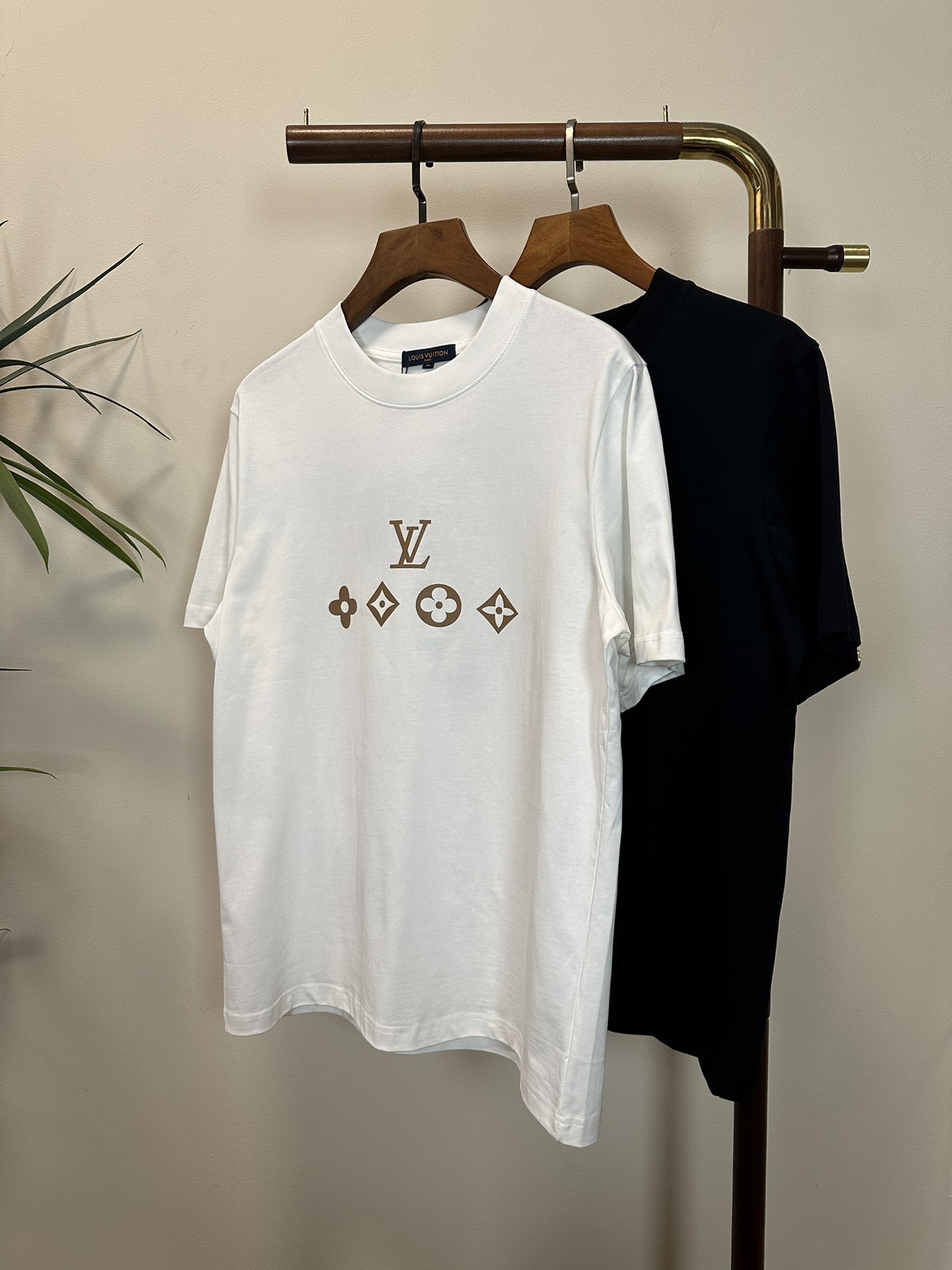 NO:511075,LV Louis Vuitton 2025 new round neck short-sleeved T-shirt high-end version!  Customized fabrics for counters are breathable and comfortable, with impeccable details, and the brand element design concept reflects high quality. The feel is delicate and soft!  It is casually cut, with a great upper body style!  Code number M-3XL, louis vuitton,louis vuitton,t-shirt,tees,t-shirt,alexander wang19860909LV 路易威登2025新款 圆领 短袖 T恤 高端版本！专柜定制面料 透气舒适度高,细节无可挑剔,品牌元素设计理念,体现高品质.手感细腻柔软！呈现休闲裁剪,上身版型超赞！ 码数M-3XL,,louis vuitton,louis vuitton,T-shirt,tees，t-shirt,alexander wang,Men's clothing