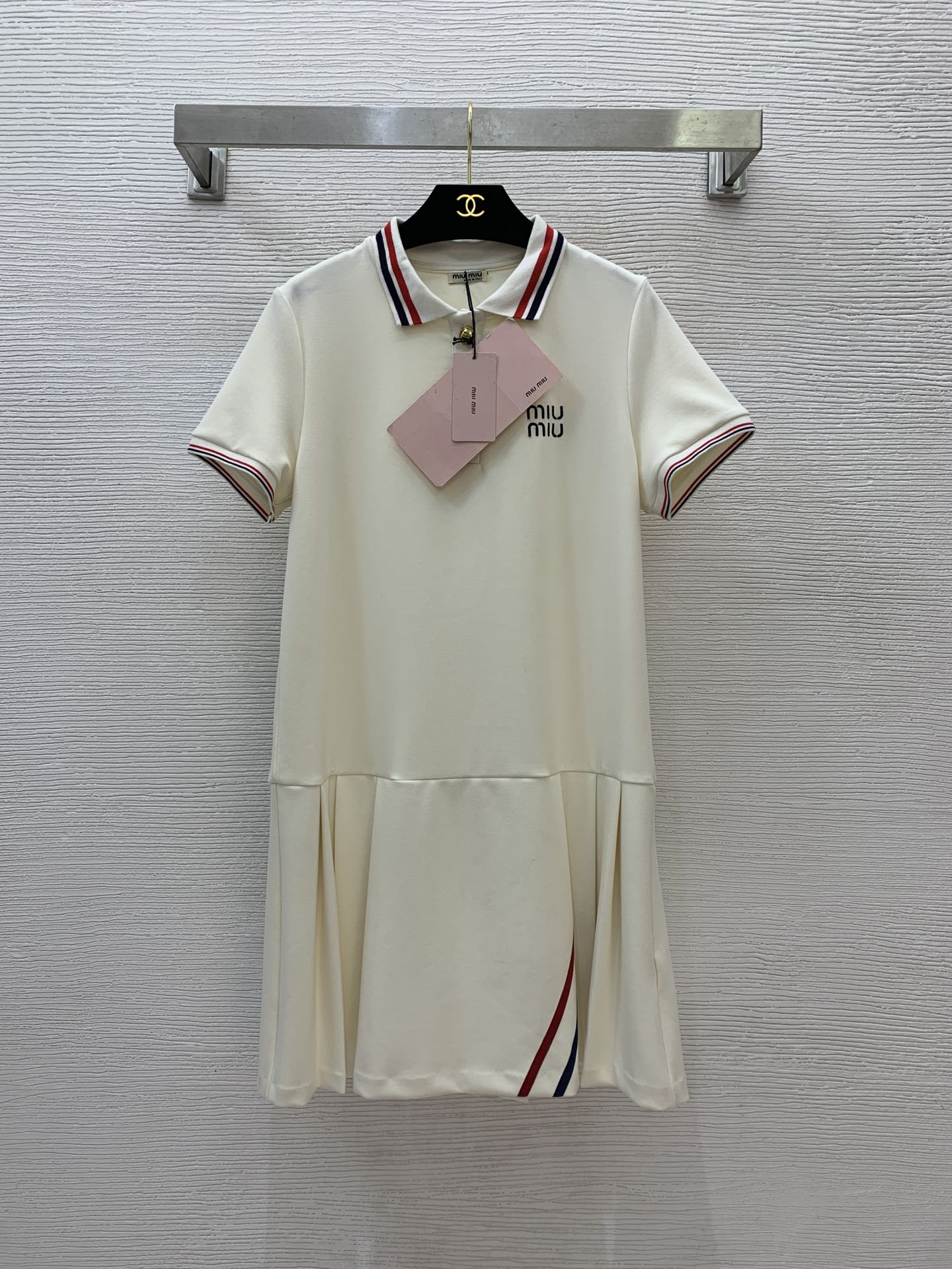 NO:323434,Model number G25030719 MiuMi* new high-end version!  College style age-reducing contrasting striped edge decorative buckle placket lapel loose versatile short-sleeved dress!  Apricot color, black, (M size shoulder width 38, bust 94, sleeve length 20, skirt length 87), miumiu, skirt, T-shirt, alexander wang19860909款号G25030719 MiuMi*缪家新款高版本！学院风减龄撞色条纹边装饰系扣门襟翻领宽松百搭短袖连衣裙！杏色、黑色、（M码肩宽38,胸围94,袖长20,裙长87）,,miumiu,skirts,T-shirt,alexander wang,Women's clothing