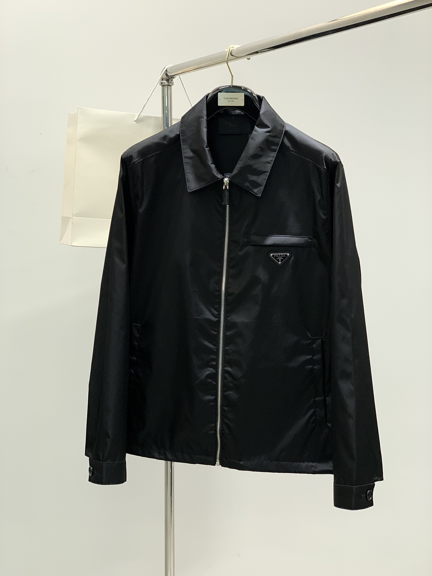 NO:127317,,PRADA Prada, the latest spring products, special counters are available at the same time, fashionable casual jacket lapel jacket, imported original fabric, extremely complex workmanship, the only channel that can be used as a purchasing agent level, top-level glue printing craft letter pattern logo, original hardware and auxiliary decoration, extremely high grade, comfortable and versatile, handsome and stylish upper body, code M-2XL,,prada,prada, jackets & coats,jackets & coats,alexander wang19860909,PRADA 普拉达,春季最新品,专柜同步有售,时尚休闲夹克翻领外套,进口原版面料,做工极为复杂,唯一可以做代购级别的渠道狠货,顶级印胶工艺字母图案logo,原版五金辅料装饰,档次极高,舒适百搭,上身帅气有型,码数M-2XL,,prada,prada,jackets & coats,jackets & coats,alexander wang,Men's clothing