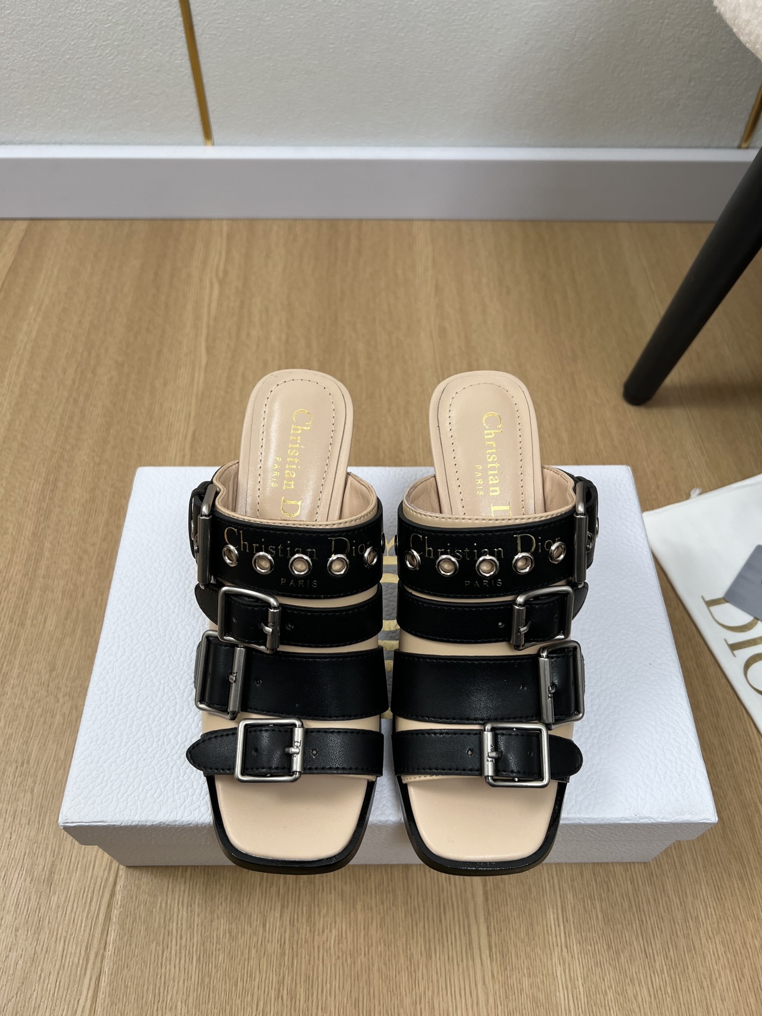 NO:259747,Dior | 2025 D Home 2025 Spring and Summer New Products, the latest hottest thick heel belt buckle sandals series, original custom imported cowhide, inner imported sheepskin, outsole, Italian imported genuine leather outsole, heel height 7.5cm, size 34-42 (34.40.41.42 customized), high heels, dior, dior, dior, sandals, high heels, cowhide, sheepskin, Leather soles19860909Dior迪奥 | 2025 D家2025春夏新品 专柜最新爆款粗跟皮带扣拖凉鞋系列 鞋面原版定制进口牛皮 内里进口羊皮 大底意大利进口真皮大底 跟高7.5cm 码数34-42（34.40.41.42定制）,高跟鞋,dior,dior,dior,sandals,high heels,cowhide,sheepskin,Leather soles,Women's Shoes