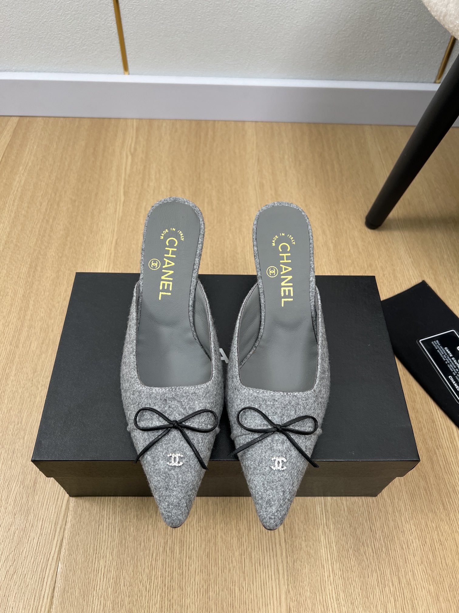 NO:259741,CHANEL Chanel | 2025 Xiaoxiang 2025 Early Spring New Products, New Small Square Bow Half Slippers Series in the Counter Love at First Sight Xiaohongshu is pushing sandals, which look good no matter how you match it, a must-have for fashionable beauty. Ms. Xiaoxiang loves simple and irresistible. Matching shows a unique dressing style, free mixing and matching shines in place and follows the fashionable pace of Grandma Tsubasa!  !  !  Exquisite details enlarge the original mold opening hardware buckle Top version purchasing level creation & small person welfare Thick sole Enhanced height Super slim This year's fairy must have fashion items Upper Original imported special fabric Inner Imported sheepskin Outsole Italian imported leather outsole Outsole 6.5cm Size 35-41 (40.41 custom made without return or exchange), high heels, chanel, chanel, sandals, high heels, slippers, sheepskin, Leather soles19860909CHANEL香奈儿 | 2025  小香2025早春新品 专柜新款小方头蝴蝶结半拖鞋系列 一见钟情 小红书力推款凉鞋,怎么搭配都好看,时髦精必备,小香女士钟爱简约又难以抗拒系/搭配展现与众不同的穿搭风格、自由混搭闪耀到位跟紧香奶奶时尚步伐！！！精致细节放大看原版开模五金扣 顶级版本代购级别打造&小个子的福利 厚底 增高 超级显瘦 今年小仙女♀必备时尚单品 鞋面 原版进口特殊面料 内里 进口羊皮 大底 意大利进口真皮大底  大底 6.5cm 码数 35-41（40.41定制不退换）,高跟鞋,chanel,chanel,sandals,high heels,slippers,sheepskin,Leather soles,Women's Shoes