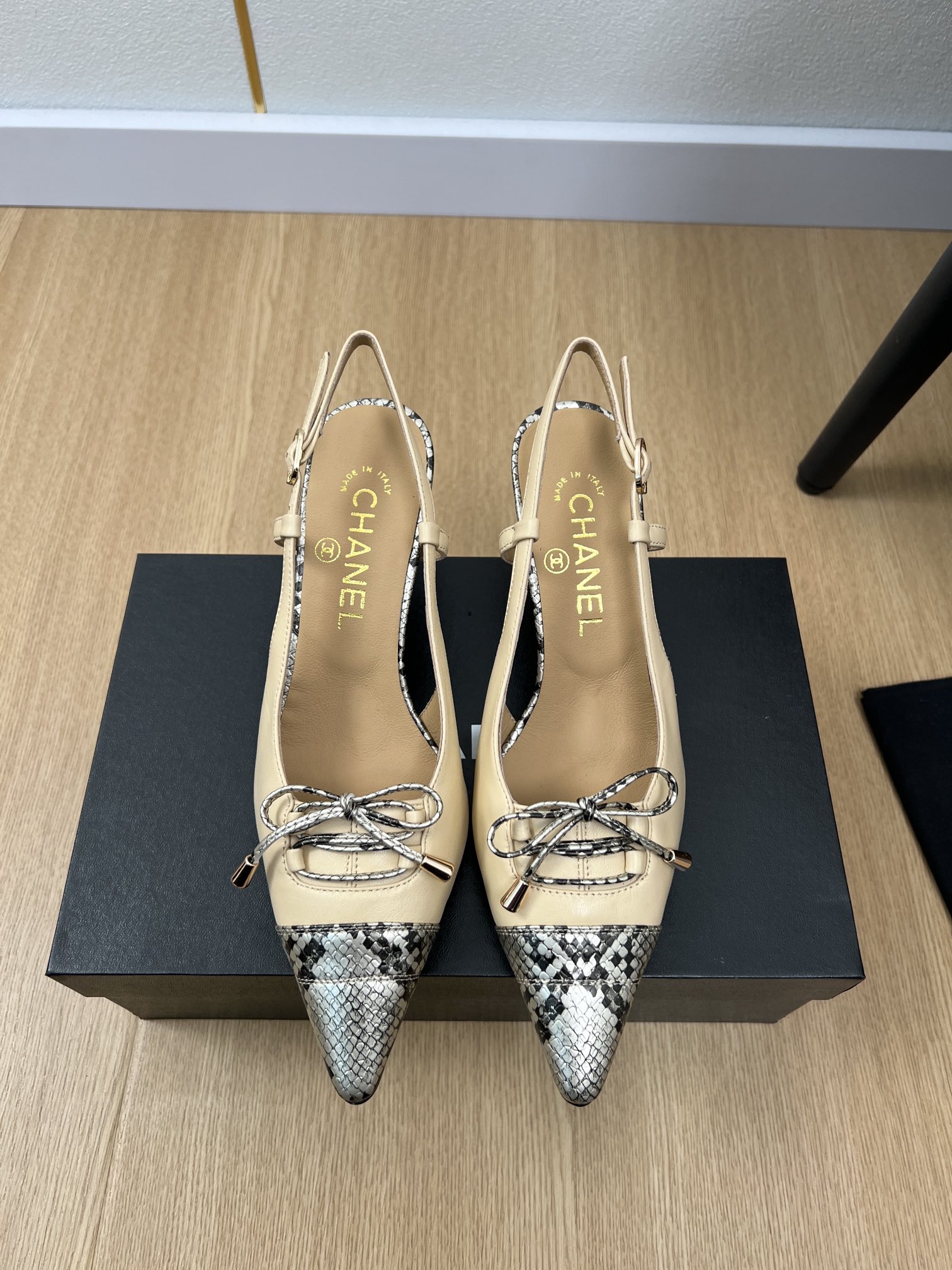 NO:259744,CHANEL Chanel | 2025 Xiaoxiang 2025 Early Spring New Products, New Small Square Bow Sandals Series in the Counter Love at First Sight Xiaohongshu is pushing sandals, which look good no matter how you match it, a must-have for fashionable beauty. Ms. Xiaoxiang loves simple and irresistible. Matching shows a unique style of dressing, free mixing and matching shines in place and follows the fashionable pace of Grandma Tsuka!  !  !  Exquisite details enlarge the original mold opening hardware buckle Top version purchasing level creation & small person benefits Thick sole Enhanced height Super slimming This year's fairy must-have fashion items Upper Imported sheepskin Inner Imported sheepskin Outsole Italian imported leather outsole Outsole 6.5cm Size 35-41 (40.41 custom-made non-return and exchange), high heels, chanel, chanel, sandals, high heels, sheepskin, Leather soles19860909CHANEL香奈儿 | 2025  小香2025早春新品 专柜新款小方头蝴蝶结凉鞋系列 一见钟情 小红书力推款凉鞋,怎么搭配都好看,时髦精必备,小香女士钟爱简约又难以抗拒系/搭配展现与众不同的穿搭风格、自由混搭闪耀到位跟紧香奶奶时尚步伐！！！精致细节放大看原版开模五金扣 顶级版本代购级别打造&小个子的福利 厚底 增高 超级显瘦 今年小仙女♀必备时尚单品 鞋面 进口羊皮 内里 进口羊皮 大底 意大利进口真皮大底  大底 6.5cm 码数 35-41（40.41定制不退换）,高跟鞋,chanel,chanel,sandals,high heels,sheepskin,Leather soles,Women's Shoes