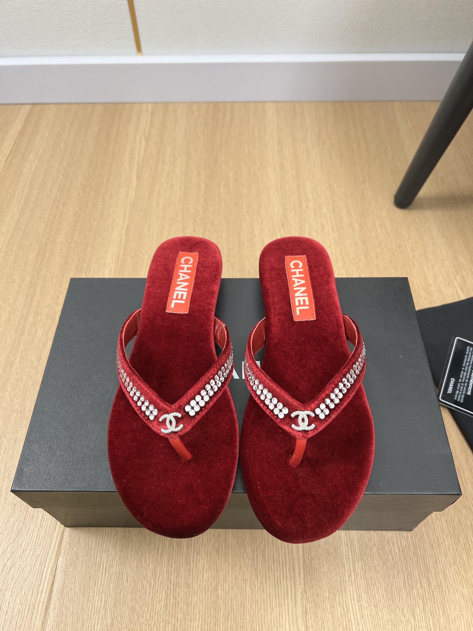 NO:259764,CHANEL Chanel | 2025 Xiaoxiang 2025 Early Spring New Products, New Counter Hot Diamond Double C Flip Flops Series, Love at First Sight, Xiaohongshu is strongly recommended for sandals, which look good no matter how you match it, a must-have for fashionable beauty. Ms. Xiaoxiang loves simple and irresistible/match shows a unique dressing style, free mixing and matching shines in place and follows the fashionable pace of Grandma Tsuka!  !  !  Exquisite details enlarge the original mold opening hardware buckle Top version purchasing level creation & small person benefits Thick sole Enhanced height Super slim This year's fairy must-have fashion items Upper Original imported velvet Inner Imported sheepskin Outsole Italian imported leather outsole Outsole 1.5cm Size 35-41 (40.41 custom-made non-return and exchange), split-toed shoes, chanel, chanel, sandals, slippers, sheepskin, Leather soles19860909CHANEL香奈儿 | 2025  小香2025早春新品 专柜新款烫钻双C人字拖鞋系列 一见钟情 小红书力推款凉鞋,怎么搭配都好看,时髦精必备,小香女士钟爱简约又难以抗拒系/搭配展现与众不同的穿搭风格、自由混搭闪耀到位跟紧香奶奶时尚步伐！！！精致细节放大看原版开模五金扣 顶级版本代购级别打造&小个子的福利 厚底 增高 超级显瘦 今年小仙女♀必备时尚单品 鞋面 原版进口天鹅绒 内里 进口羊皮 大底 意大利进口真皮大底  大底 1.5cm 码数 35-41（40.41定制不退换）,分趾鞋,chanel,chanel,sandals,slippers,sheepskin,Leather soles,Women's Shoes