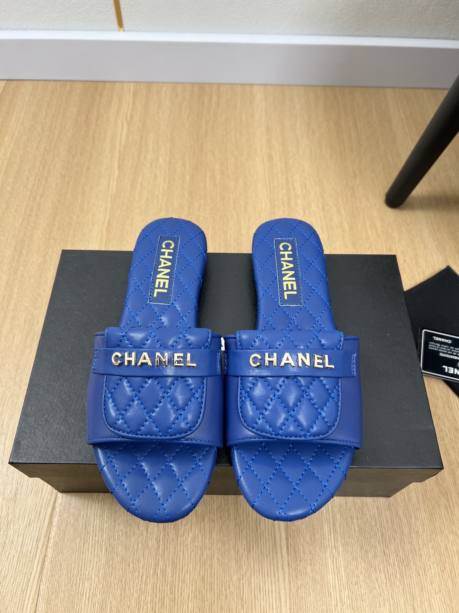 NO:259761,CHANEL Chanel | 2025 Xiaoxiang 2025 Early Spring New Products, New Alphabet Button Slippers Series, Love at First Sight, Xiaohongshu is pushing sandals, which look good no matter how you match it, a must-have for fashionable beauty. Ms. Xiaoxiang loves simple and irresistible. Matching shows a unique style of dressing, free mixing and matching, shines in place, and follows the fashionable pace of Grandma Tsubasa!  !  !  Exquisite details enlarge the original mold opening hardware buckle Top version purchasing level creation & small person benefits Thick sole Enhanced height Super slim This year's fairy must-have fashion items Upper Original imported sheepskin Inner Imported sheepskin Outsole Italian imported leather outsole Outsole 1.5cm Size 35-41 (40.41 custom made without return or exchange), slippers, chanel, chanel, sandals, slippers, sheepskin, Leather soles19860909CHANEL香奈儿 | 2025  小香2025早春新品 专柜新款字母扣拖鞋系列 一见钟情 小红书力推款凉鞋,怎么搭配都好看,时髦精必备,小香女士钟爱简约又难以抗拒系/搭配展现与众不同的穿搭风格、自由混搭闪耀到位跟紧香奶奶时尚步伐！！！精致细节放大看原版开模五金扣 顶级版本代购级别打造&小个子的福利 厚底 增高 超级显瘦 今年小仙女♀必备时尚单品 鞋面 原版进口羊皮 内里 进口羊皮 大底 意大利进口真皮大底  大底 1.5cm 码数 35-41（40.41定制不退换）,拖鞋,chanel,chanel,sandals,slippers,sheepskin,Leather soles,Women's Shoes