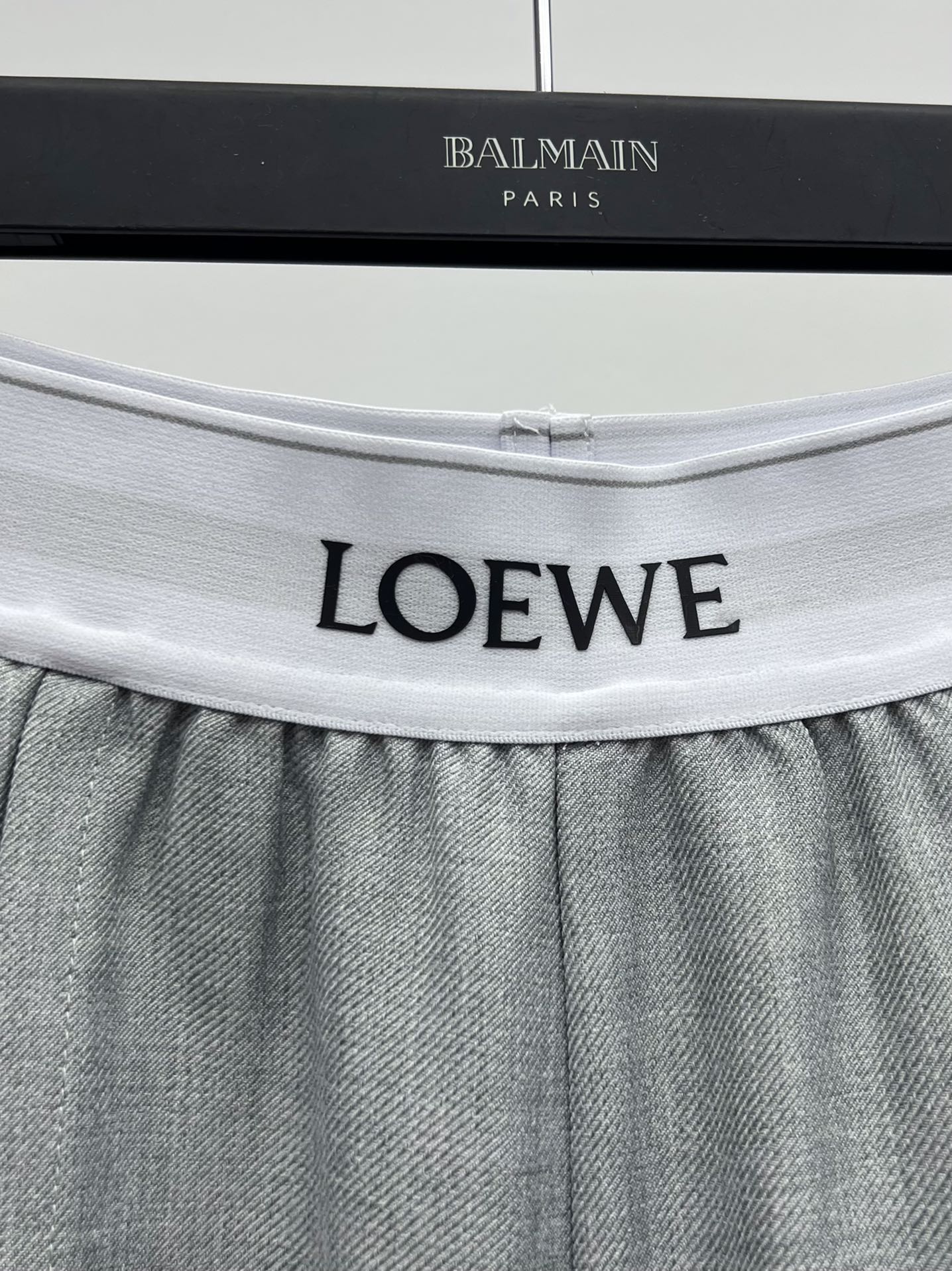 Loew*徽标织带休闲裤
徽标装饰弹力高腰褶裥休闲西裤
选用羊毛混纺面料制作
徽标细节装饰松紧腰部织带
