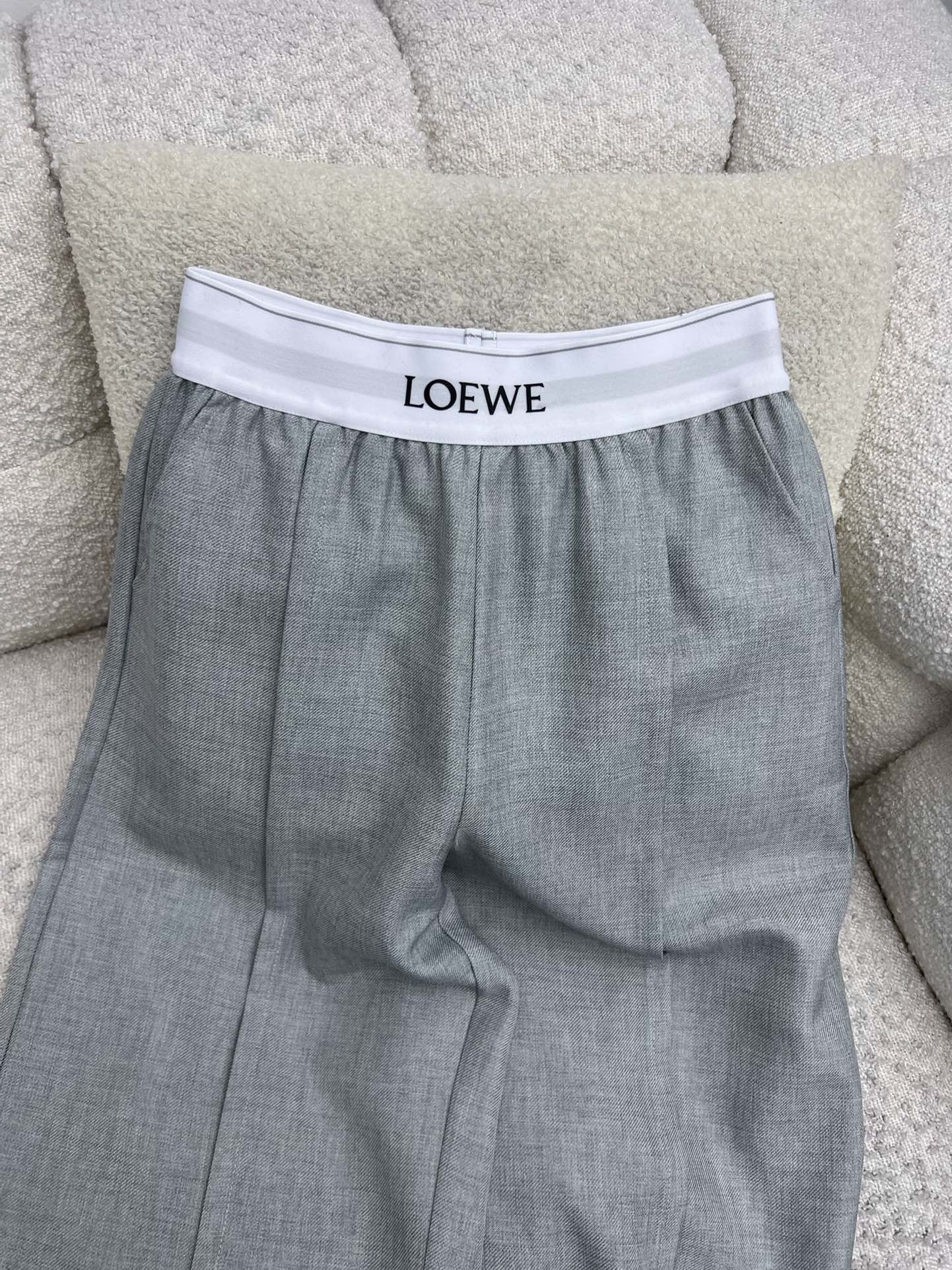 Loew*徽标织带休闲裤
徽标装饰弹力高腰褶裥休闲西裤
选用羊毛混纺面料制作
徽标细节装饰松紧腰部织带
