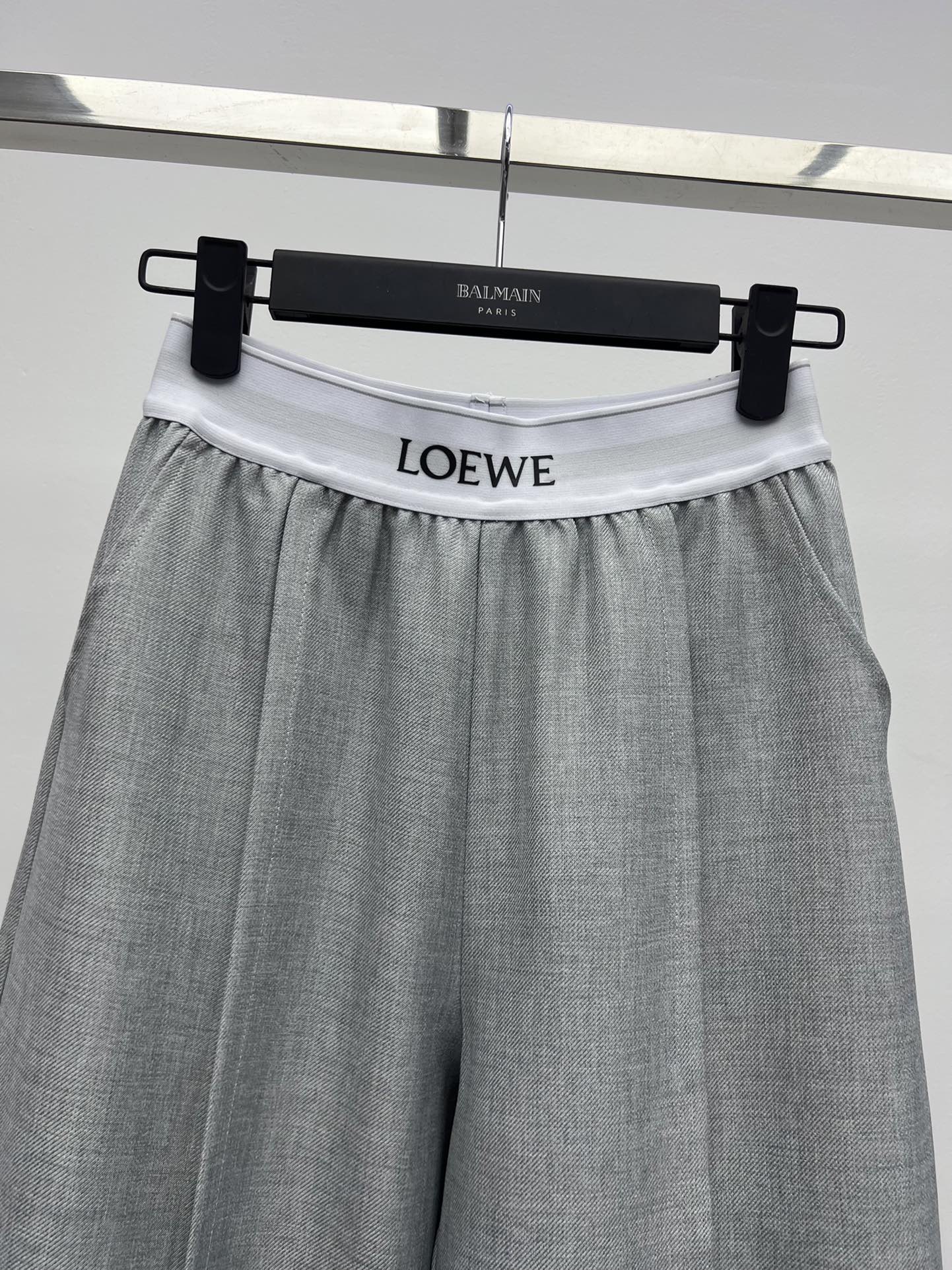 Loew*徽标织带休闲裤
徽标装饰弹力高腰褶裥休闲西裤
选用羊毛混纺面料制作
徽标细节装饰松紧腰部织带
