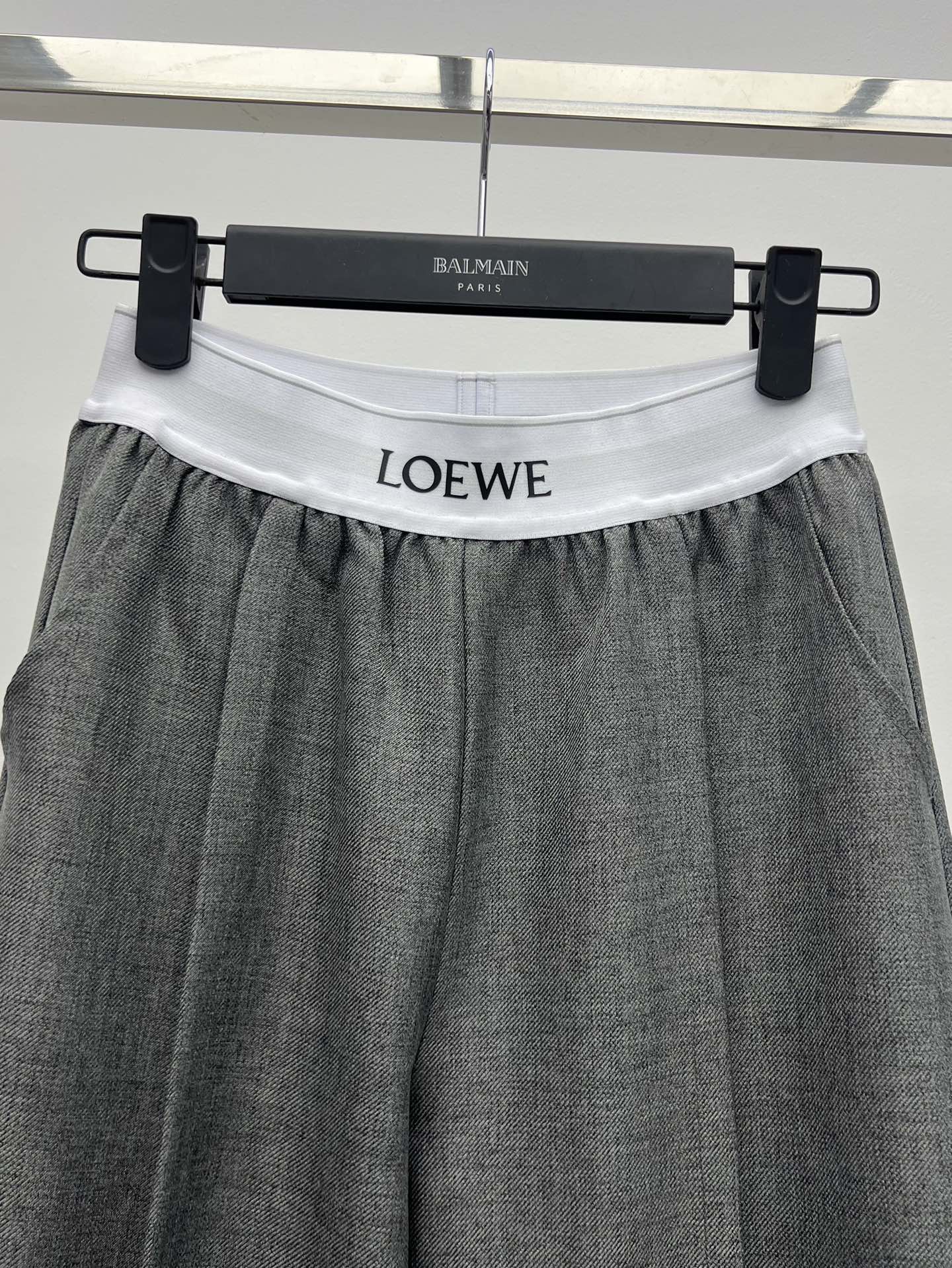 Loew*徽标织带休闲裤
徽标装饰弹力高腰褶裥休闲西裤
选用羊毛混纺面料制作
徽标细节装饰松紧腰部织带
