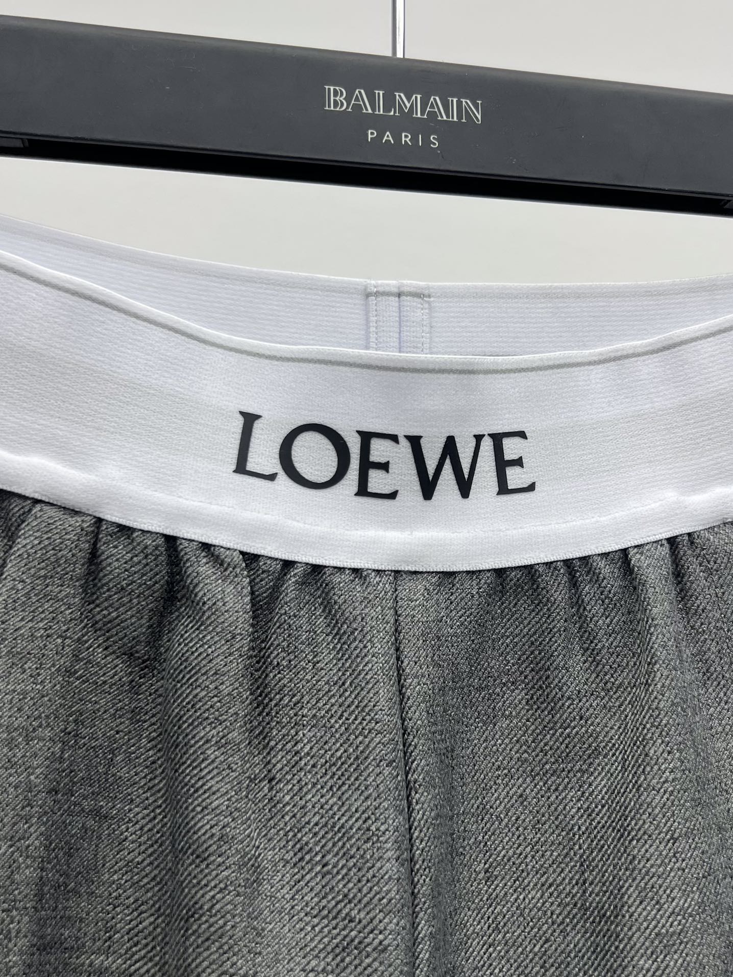 Loew*徽标织带休闲裤
徽标装饰弹力高腰褶裥休闲西裤
选用羊毛混纺面料制作
徽标细节装饰松紧腰部织带
