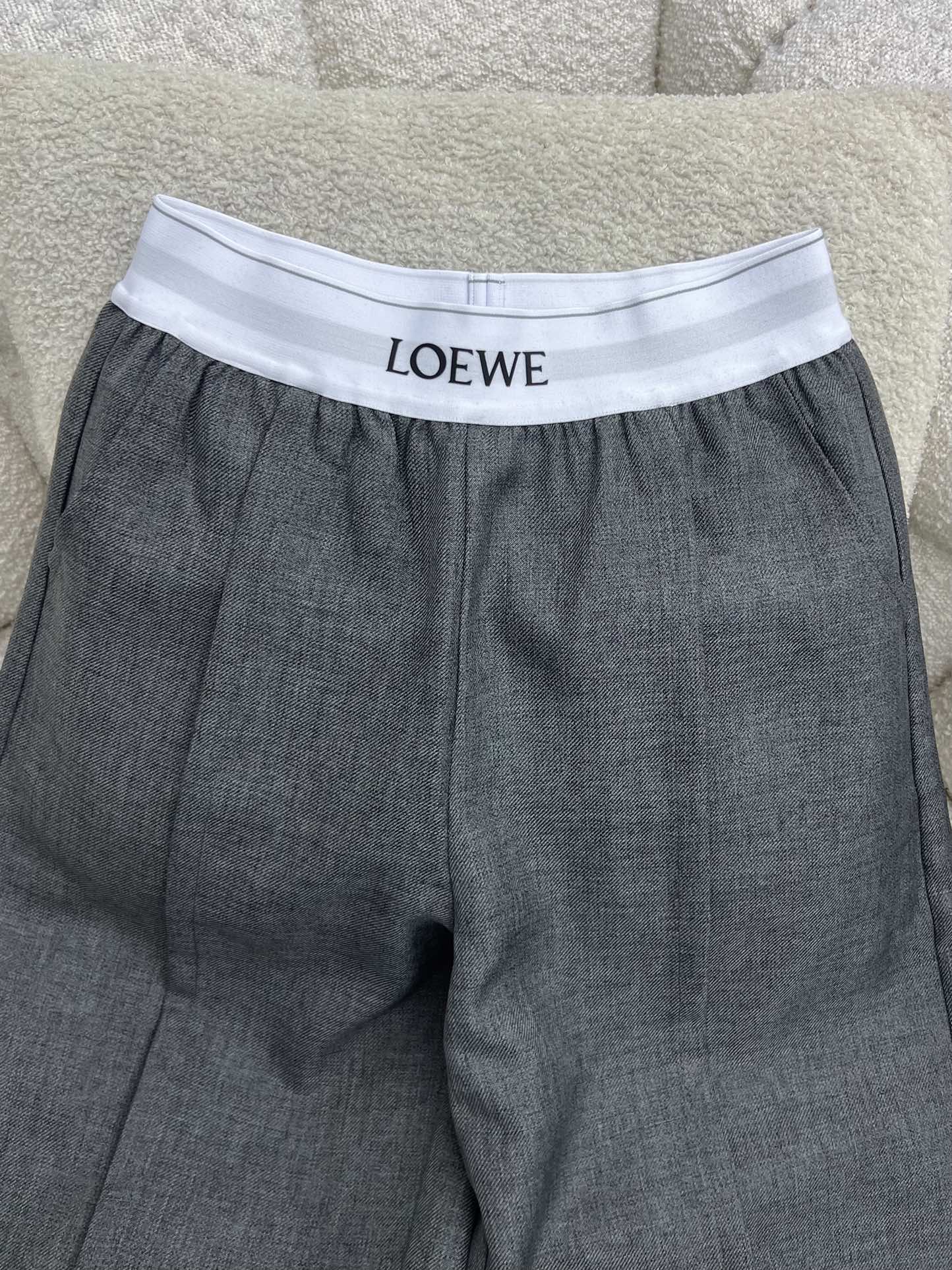 Loew*徽标织带休闲裤
徽标装饰弹力高腰褶裥休闲西裤
选用羊毛混纺面料制作
徽标细节装饰松紧腰部织带
