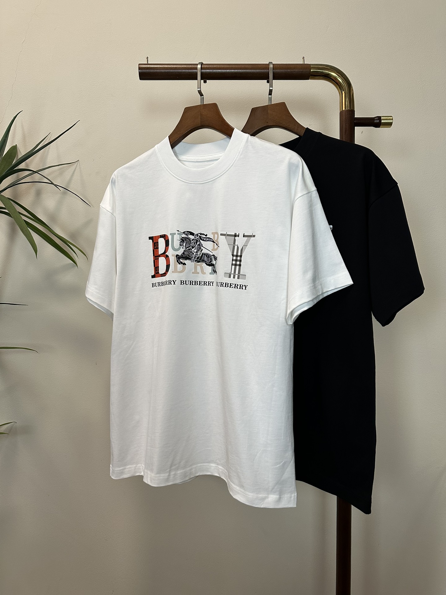 NO:150924,BBR Burberry 2025 new round neck short-sleeved T-shirt high-end version!  Customized fabrics for counters are breathable and comfortable, with impeccable details, and the brand element design concept reflects high quality. The feel is delicate and soft!  It is casually cut, with a great upper body style!  Code number M-3XL, burberry, T-shirt,tees, t-shirt,alexander wang19860909BBR 巴宝莉2025新款 圆领 短袖 T恤 高端版本！专柜定制面料 透气舒适度高,细节无可挑剔,品牌元素设计理念,体现高品质.手感细腻柔软！呈现休闲裁剪,上身版型超赞！ 码数M-3XL,,burberry,T-shirt,tees，t-shirt,alexander wang,Men's clothing