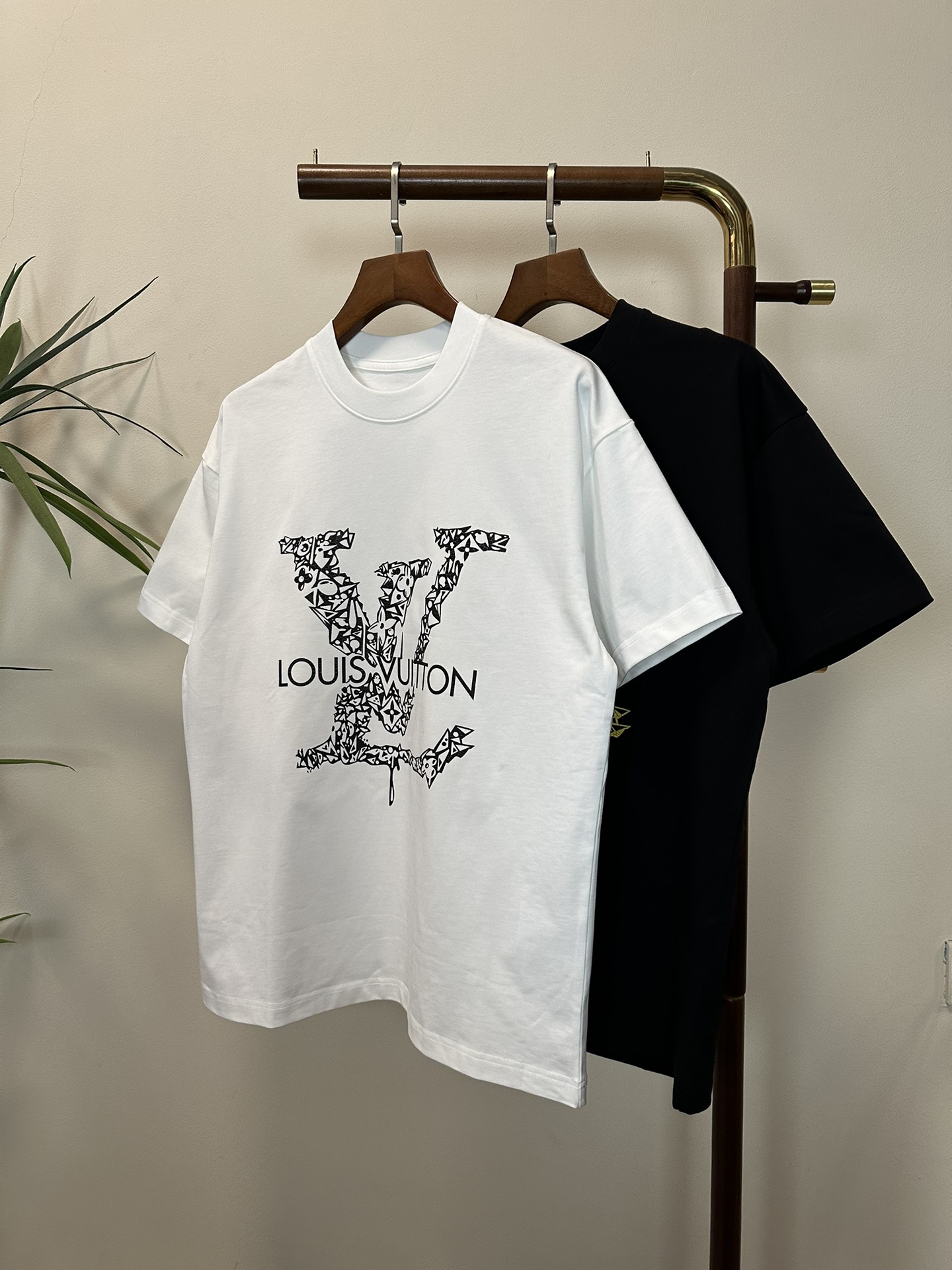 NO:153382,LV Louis Vuitton 2025 new round neck short-sleeved T-shirt high-end version!  Customized fabrics for counters are breathable and comfortable, with impeccable details, and the brand element design concept reflects high quality. The feel is delicate and soft!  It is casually cut, with a great upper body style!  Code number M-3XL, louis vuitton,louis vuitton,t-shirt,tees,t-shirt,alexander wang19860909LV 路易威登 2025新款 圆领 短袖 T恤 高端版本！专柜定制面料 透气舒适度高,细节无可挑剔,品牌元素设计理念,体现高品质.手感细腻柔软！呈现休闲裁剪,上身版型超赞！ 码数M-3XL,,louis vuitton,louis vuitton,T-shirt,tees，t-shirt,alexander wang,Men's clothing