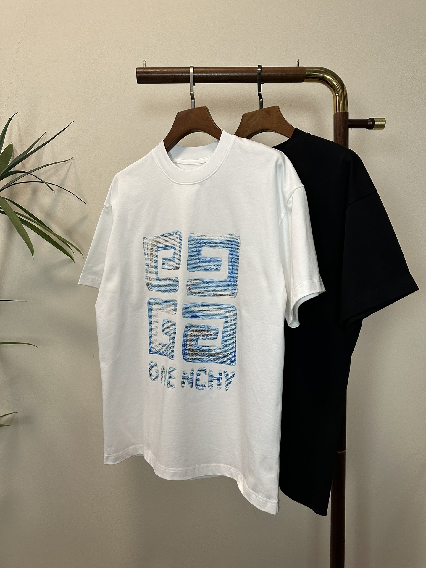 NO:153346,GVC Givenchy 2025 new round neck short-sleeved T-shirt high-end version!  Customized fabrics for counters are breathable and comfortable, with impeccable details, and the brand element design concept reflects high quality. The feel is delicate and soft!  It is casually cut, with a great upper body style!  Code number M-3XL, given, T-shirt,tees,t-shirt,alexander wang19860909GVC 纪梵希2025新款 圆领 短袖 T恤 高端版本！专柜定制面料 透气舒适度高,细节无可挑剔,品牌元素设计理念,体现高品质.手感细腻柔软！呈现休闲裁剪,上身版型超赞！ 码数M-3XL,,givenchy,T-shirt,tees，t-shirt,alexander wang,Men's clothing