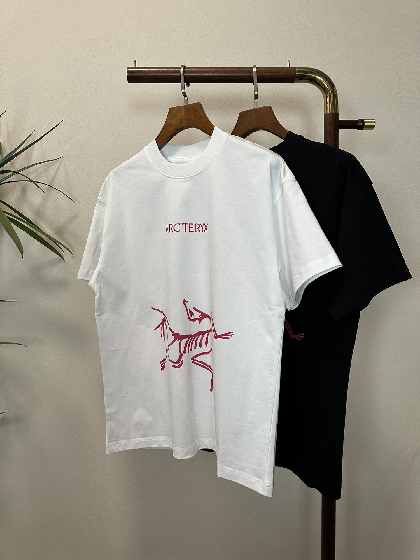 NO:134865,ARC Archaeopteryx new round neck short-sleeved T-shirt high-end version!  Customized fabrics for counters are breathable and comfortable, with impeccable details, and the brand element design concept reflects high quality. The feel is delicate and soft!  It is casually cut, with a great upper body style!  Code number M-3XL, arc'teryx, T-shirt,tees, t-shirt,alexander wang19860909ARC 始祖鸟新款 圆领 短袖 T恤 高端版本！专柜定制面料 透气舒适度高,细节无可挑剔,品牌元素设计理念,体现高品质.手感细腻柔软！呈现休闲裁剪,上身版型超赞！ 码数M-3XL,arc'teryx,T-shirt,tees，t-shirt,alexander wang,Men's clothing