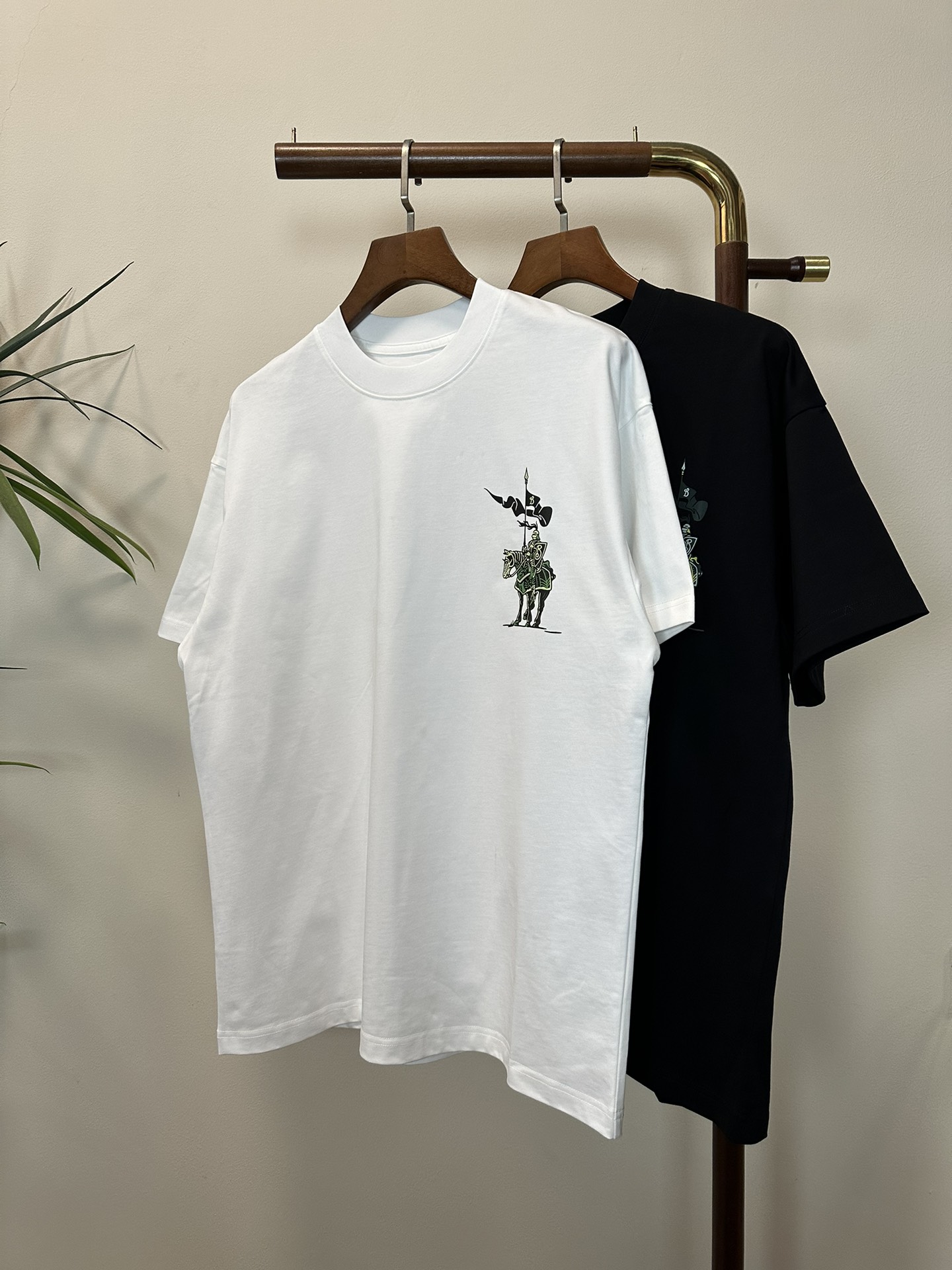 NO:153351,BBR Burberry 2025 new round neck short-sleeved T-shirt high-end version!  Customized fabrics for counters are breathable and comfortable, with impeccable details, and the brand element design concept reflects high quality. The feel is delicate and soft!  It is casually cut, with a great upper body style!  Code number M-3XL, burberry, T-shirt,tees, t-shirt,alexander wang19860909BBR 巴宝莉2025新款 圆领 短袖 T恤 高端版本！专柜定制面料 透气舒适度高,细节无可挑剔,品牌元素设计理念,体现高品质.手感细腻柔软！呈现休闲裁剪,上身版型超赞！ 码数M-3XL,,burberry,T-shirt,tees，t-shirt,alexander wang,Men's clothing