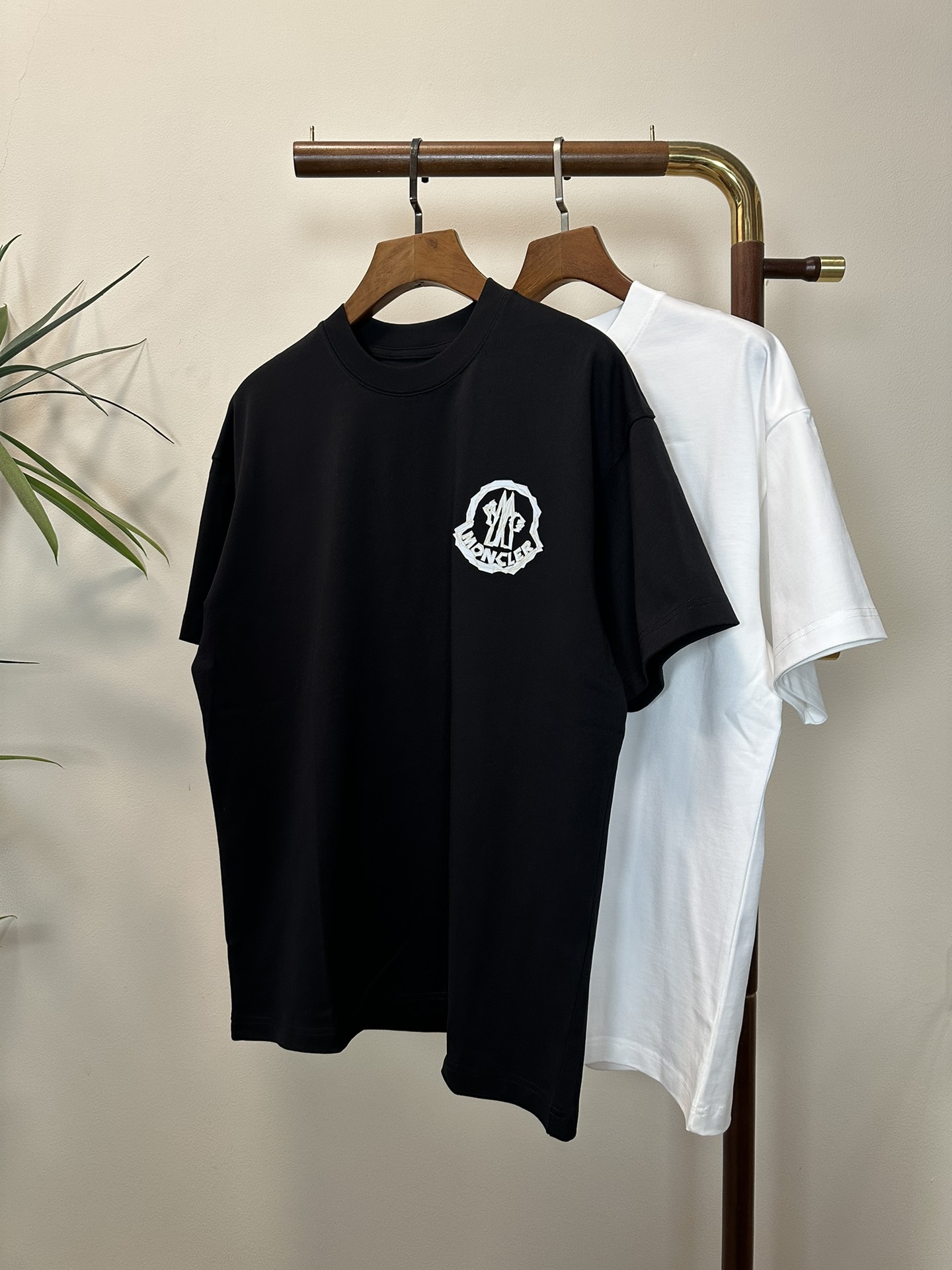 NO:153378,MON 2025 new round neck short-sleeved T-shirt high-end version!  Customized fabrics for counters are breathable and comfortable, with impeccable details, and the brand element design concept reflects high quality. The feel is delicate and soft!  It is casually cut, with a great upper body style!  Code number M-3XL, Moncler, T-shirt,tees, t-shirt,alexander wang19860909MON 蒙口2025新款 圆领 短袖 T恤 高端版本！专柜定制面料 透气舒适度高,细节无可挑剔,品牌元素设计理念,体现高品质.手感细腻柔软！呈现休闲裁剪,上身版型超赞！ 码数M-3XL,,Moncler,T-shirt,tees，t-shirt,alexander wang,Men's clothing