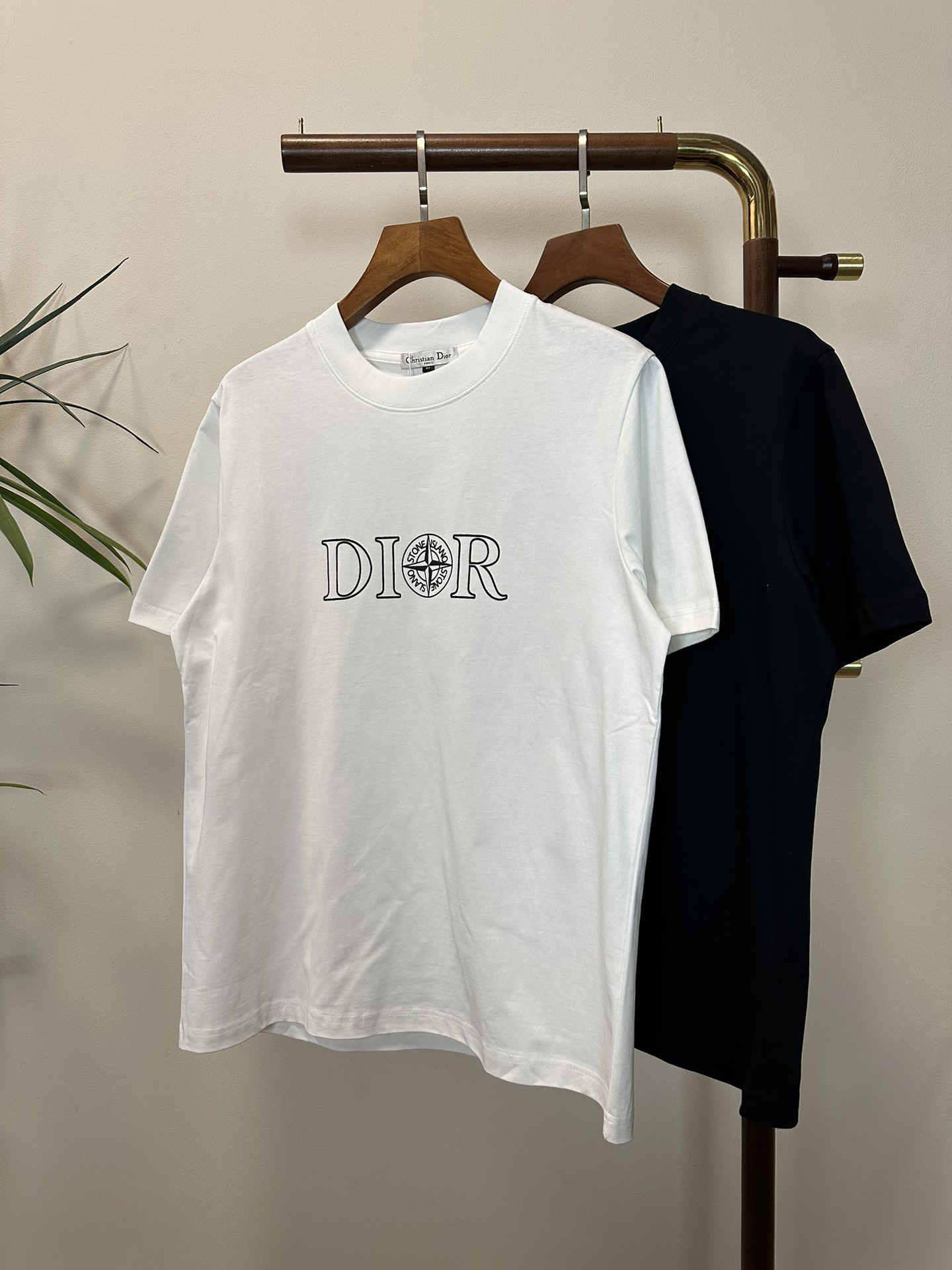 NO:134675,DIOR 2025 new round neck short-sleeved T-shirt high-end version!  Customized fabrics for counters are breathable and comfortable, with impeccable details, and the brand element design concept reflects high quality. The feel is delicate and soft!  It is casually cut, with a great upper body style!  Code number M-3XL, dior,dior,T-shirt,tees,t-shirt,alexander wang19860909DIOR 迪奥2025新款 圆领 短袖 T恤 高端版本！专柜定制面料 透气舒适度高,细节无可挑剔,品牌元素设计理念,体现高品质.手感细腻柔软！呈现休闲裁剪,上身版型超赞！ 码数M-3XL,,dior,dior,T-shirt,tees，t-shirt,alexander wang,Men's clothing