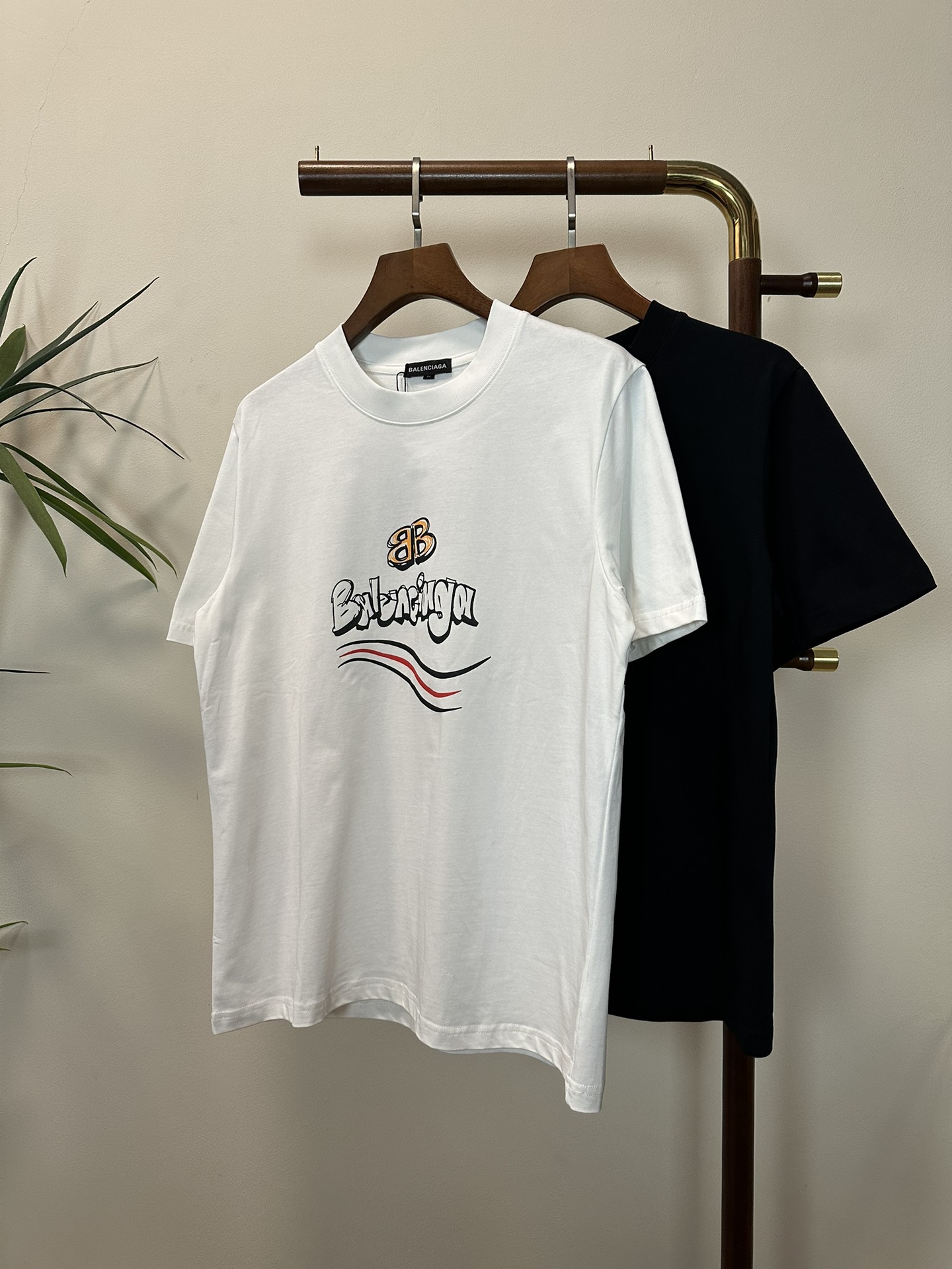 NO:134678,BLCG Balenciaga 2025 new round neck short-sleeved T-shirt high-end version!  Customized fabrics for counters are breathable and comfortable, with impeccable details, and the brand element design concept reflects high quality. The feel is delicate and soft!  It is casually cut, with a great upper body style!  Code number M-3XL, balenciaga, T-shirt,tees, t-shirt,alexander wang19860909BLCG 巴黎世家2025新款 圆领 短袖 T恤 高端版本！专柜定制面料 透气舒适度高,细节无可挑剔,品牌元素设计理念,体现高品质.手感细腻柔软！呈现休闲裁剪,上身版型超赞！ 码数M-3XL,,balenciaga,T-shirt,tees，t-shirt,alexander wang,Men's clothing