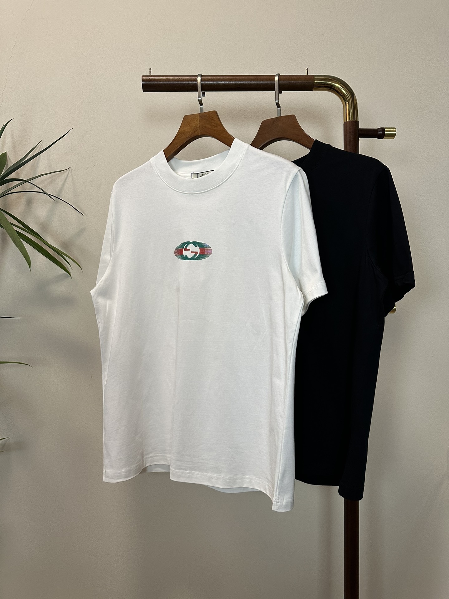 NO:162854,GU Gucci 2025 new round neck short-sleeved T-shirt high-end version!  Customized fabrics for counters are breathable and comfortable, with impeccable details, and the brand element design concept reflects high quality. The feel is delicate and soft!  It is casually cut, with a great upper body style!  Code number M-3XL, gucci, T-shirt,tees, t-shirt,alexander wang19860909GU 古驰2025新款 圆领 短袖 T恤 高端版本！专柜定制面料 透气舒适度高,细节无可挑剔,品牌元素设计理念,体现高品质.手感细腻柔软！呈现休闲裁剪,上身版型超赞！ 码数M-3XL,,gucci,T-shirt,tees，t-shirt,alexander wang,Men's clothing